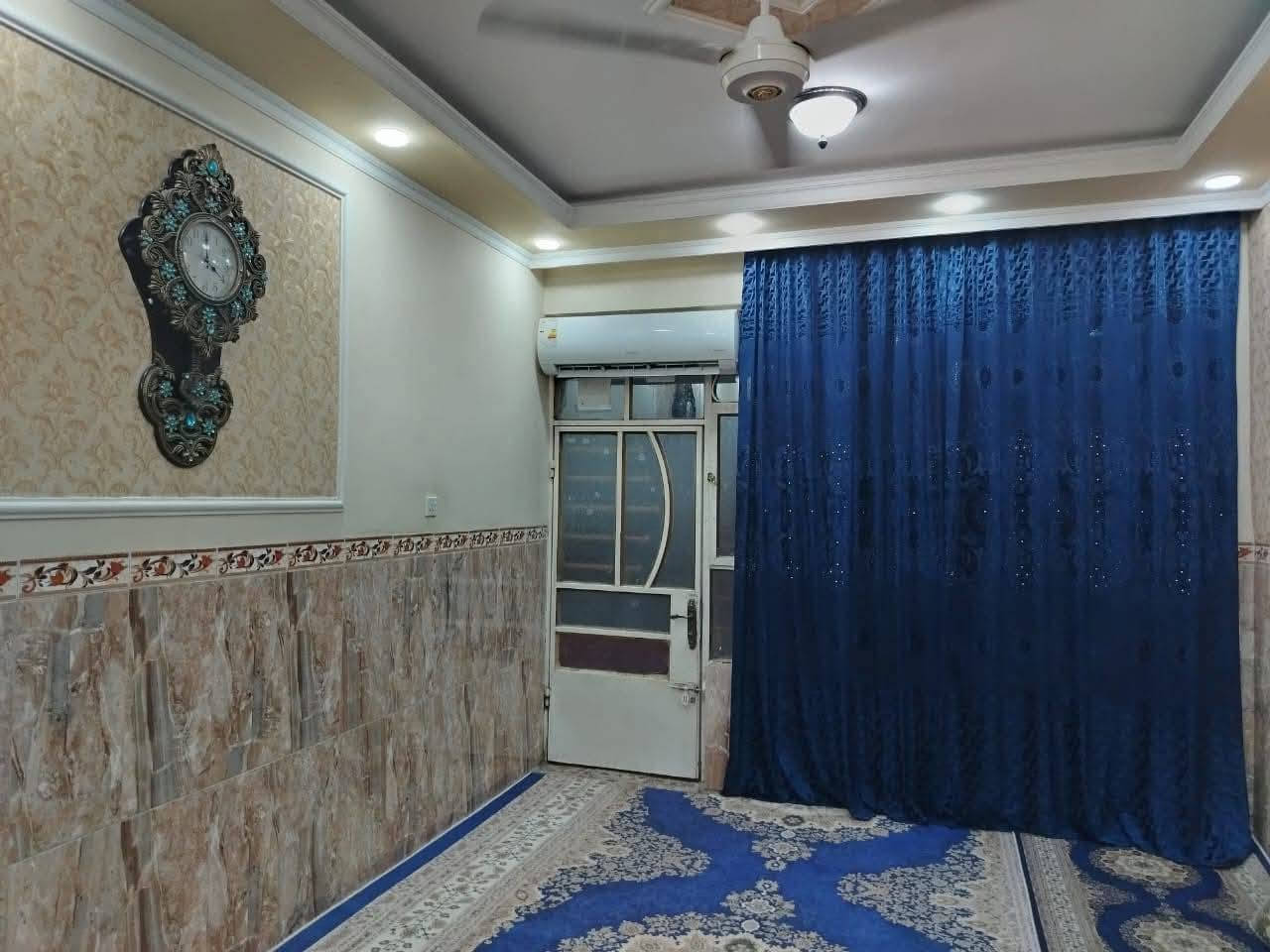 نصف قطعة للبيع قاطين مسلح تحتوي ع ٣ غرف
العنوان بغداد مدينة الصدر قطاع ٥٣ اول دربونه على شارع ٦٠ مجاور مدرسة الكادحين 
الرقم ***********
