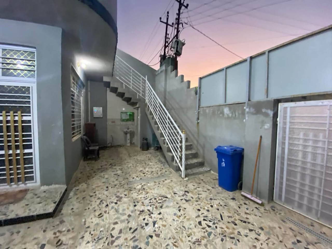🏡 بيت حديث للبيع في الزعفرانية (السدة)
 المساحة: 180 متر (بناء حديث، ماء مستمر).
 الملكية: طابو زراعي (سند 25).
 الميزة: درج داخلي + درج خارجي (إمكانية فصل الطابقين بسهولة).
🔹 الطابق الأرضي:
طارمة، استقبال، صالة، غرفتين نوم، (2) ترك، (2) صحيات.
🔹 الطابق الثاني:
3 غرف نوم (واحدة سويت بحمام داخلي)، صالة، صحيات، بلكونة، سطح أول + سطح ثاني.
 للتواصل والاستفسار: ***********
سعر: 170
