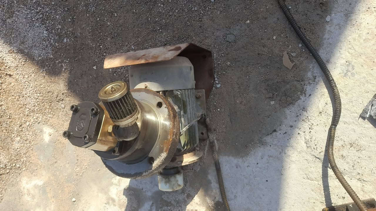 سلام عليكم مواطير مال مكينة بلوك ضغط للبيع 
الاستفسار***********
