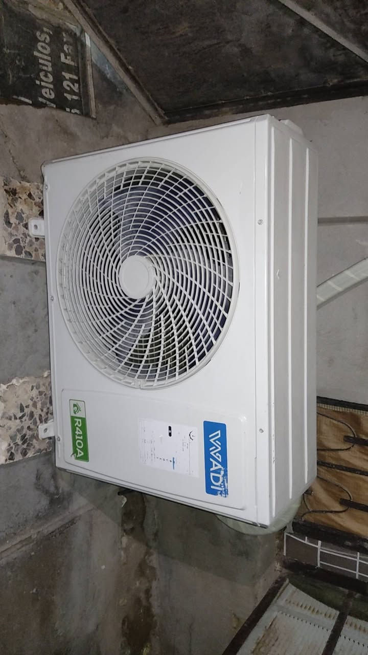 مكيفات للبيع شغالات تدفئه وتبريد 
الاوكما سعره 200💨
و TCL سعره 250🥶
والسبلت طن ونص غازه 410
سعره 350 الف💵
العنوان بغداد العبيدي 
للتواصل والاستفسار الاتصال على ج👈🏼 ***********
