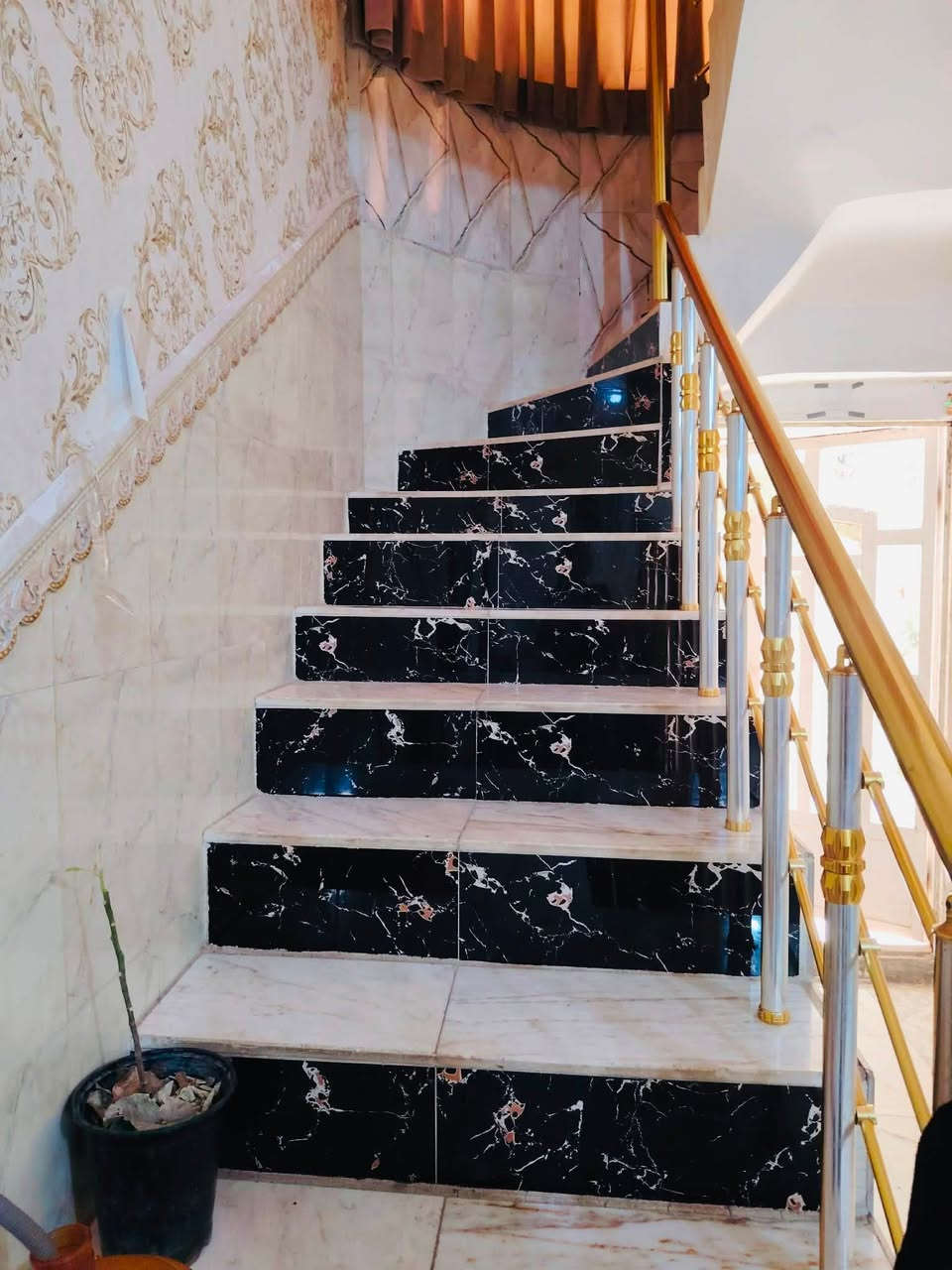 دار سكن للبيع طابقين 🔚 مطلوب مبادة ٨٠ 
📍 الموقع: نهاية حي المعلمين قرب مطعم صدام 🧑‍🍳
📐 المساحة: 200 م
🔹طابق الأول كونكريت
🔹 استقبال 
🔹 صالة مريحة
🔹 غرفتآ نوم  
🔹 مطبخ
🔹 مجمع صحيات داخلية وخارجية
🔹طابق الثاني عكاده
🔹 غرفتآ نوم 
🔹صاله
🔹مجمع صحيات
📞 ***********
مكتب الثقة للعقار
📍 موقع المكتب: مقابيل مطعم كوخ السلطان
الثقة والمصداقية عنواننا الدائم
