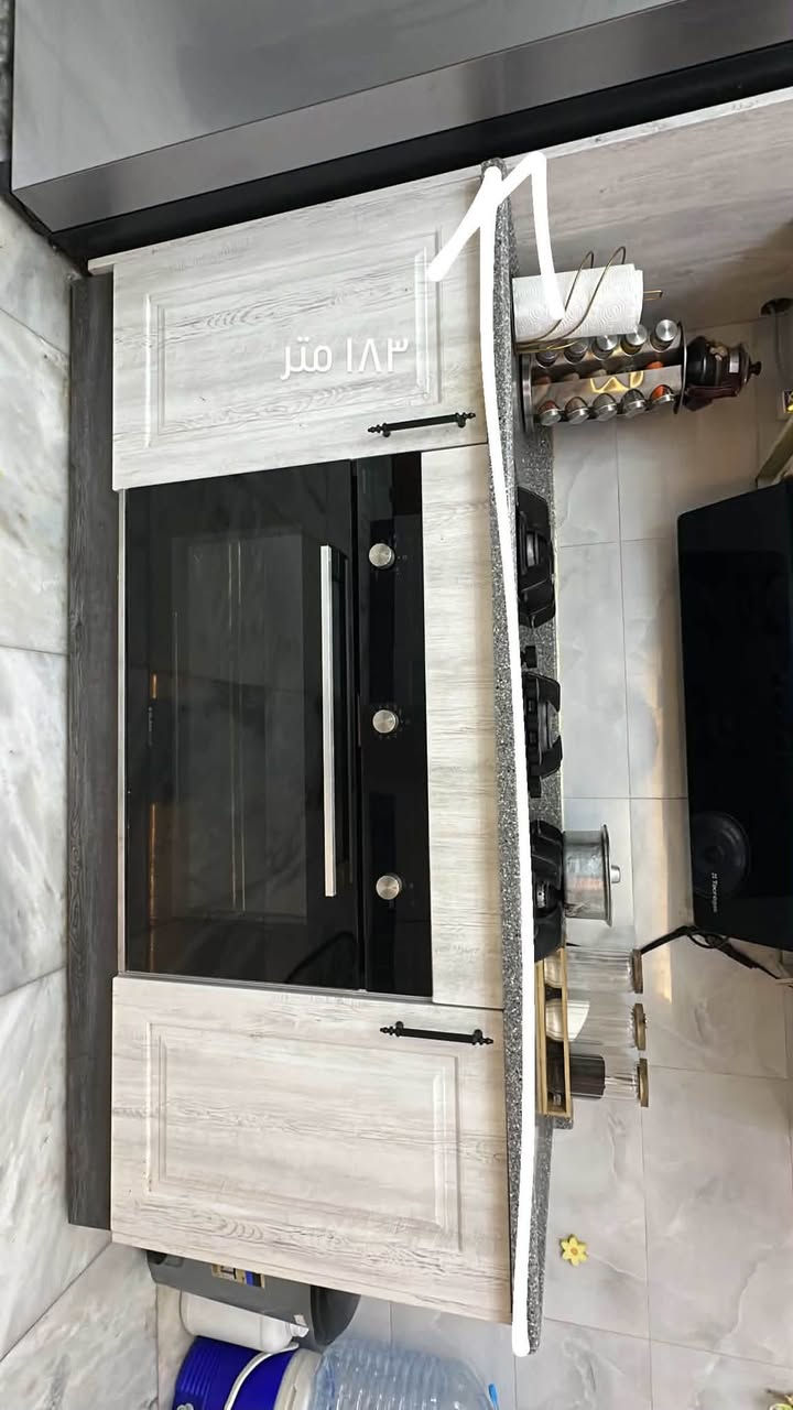 كاونتر مطبخ تركي HDF نظافة درجة اولى اضاءة داخلية وقياسات كلشي موضح بالصور 
*********** 
العنوان البصرة القبلة حي بغداد

نص مكتوب في الصور:
- ٢٨ متر
- 1.83 متر
- ٨٨ سم
- ٩٠ سم
- ١٩٣ متر
