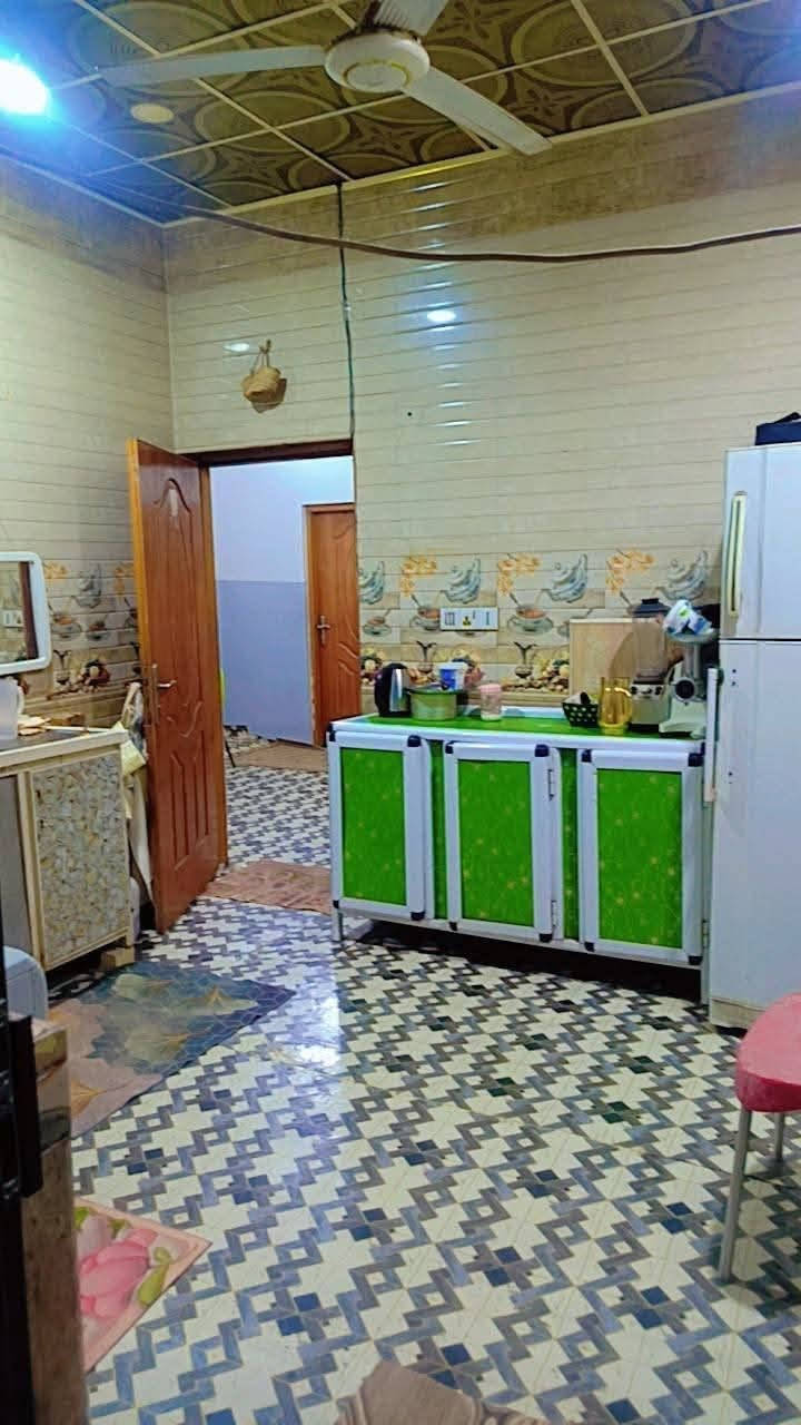 سلام عليكم بيت للبيع مساحة ١٠٠ بيت ركن مي كهرباء كلة فولل عرض الشارع 6 ثالث بيت عن التبليط بي مدخل على كنطرة البيضة وبي مدخل على طريق بغداد يم تيل 55 الشراي يتصل على رقم 
السعر ٧٠وبي مجال ***********
