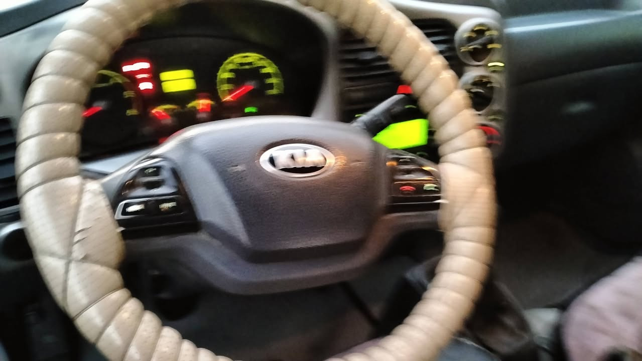 السلام عليكم سياره حمل موديل 2015 هزه جديدة رقم انكليزي سياره خير من الله ما ناقصه شي كير ومكينه وتبريده ثلج سياره بأسمي وشرط تحويل ثاني يوم مكاني بغداد ***********

