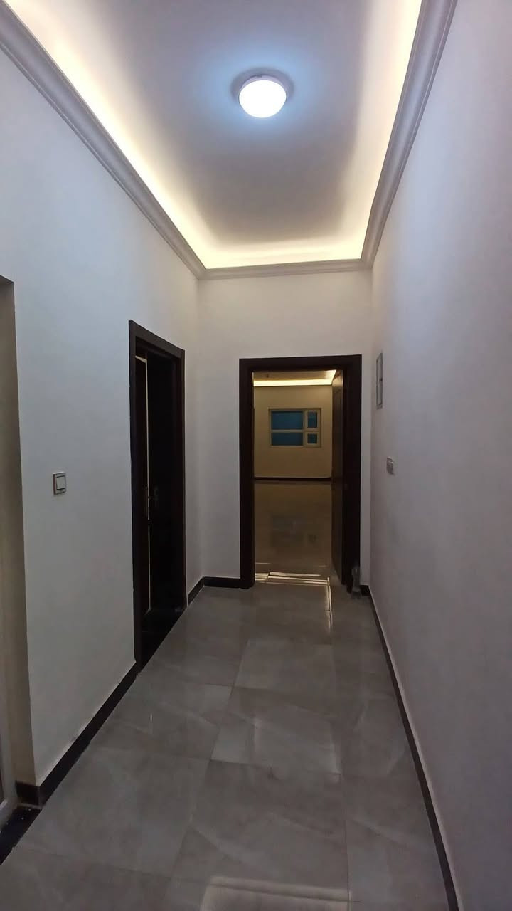 🏛️✨ للرقي عنوان… وللفخامة منزل ✨🏛️
🏡 دار زيرو للبيع | مجمع الجوهرة السكني – تكريت

فرصة مميزة لامتلاك دار ركن بمساحة واسعة، تصميم عملي، وموقع راقٍ داخل واحد من المجمعات السكنية المميزة.

━━━━━━━━━━━━━━ 💎 تفاصيل العقار ━━━━━━━━━━━━━━

📐 المساحة: 300 م² – ركن
🧱 البناء: طابوق
🏢 الطوابق: طابقان

🛏️ 3 غرف نوم
✨ إحداها سويت
🛋️ استقبال واسع
🌿 صالة وسطية أنيقة
🍽️ مطبخ
🚘 كراج واسع
🌳 حديقة خاصة

━━━━━━━━━━━━━━ 💰 السعر: 210 مليون 📜 تستلم سند كامل ━━━━━━━━━━━━━━

📞 للحجز والاستفسار: ***********
***********

🏢 مكتب أرض الأحلام للعقار 📍 تكريت – شارع الأربعين – مقابل مطعم 99

🔑 خبرتنا… طريقك إلى العقار المناسب

نستقبل عروض بيع وشراء الأراضي والدور السكنية والتجارية والمجمعات السكنية في تكريت وجميع محافظات العراق.
