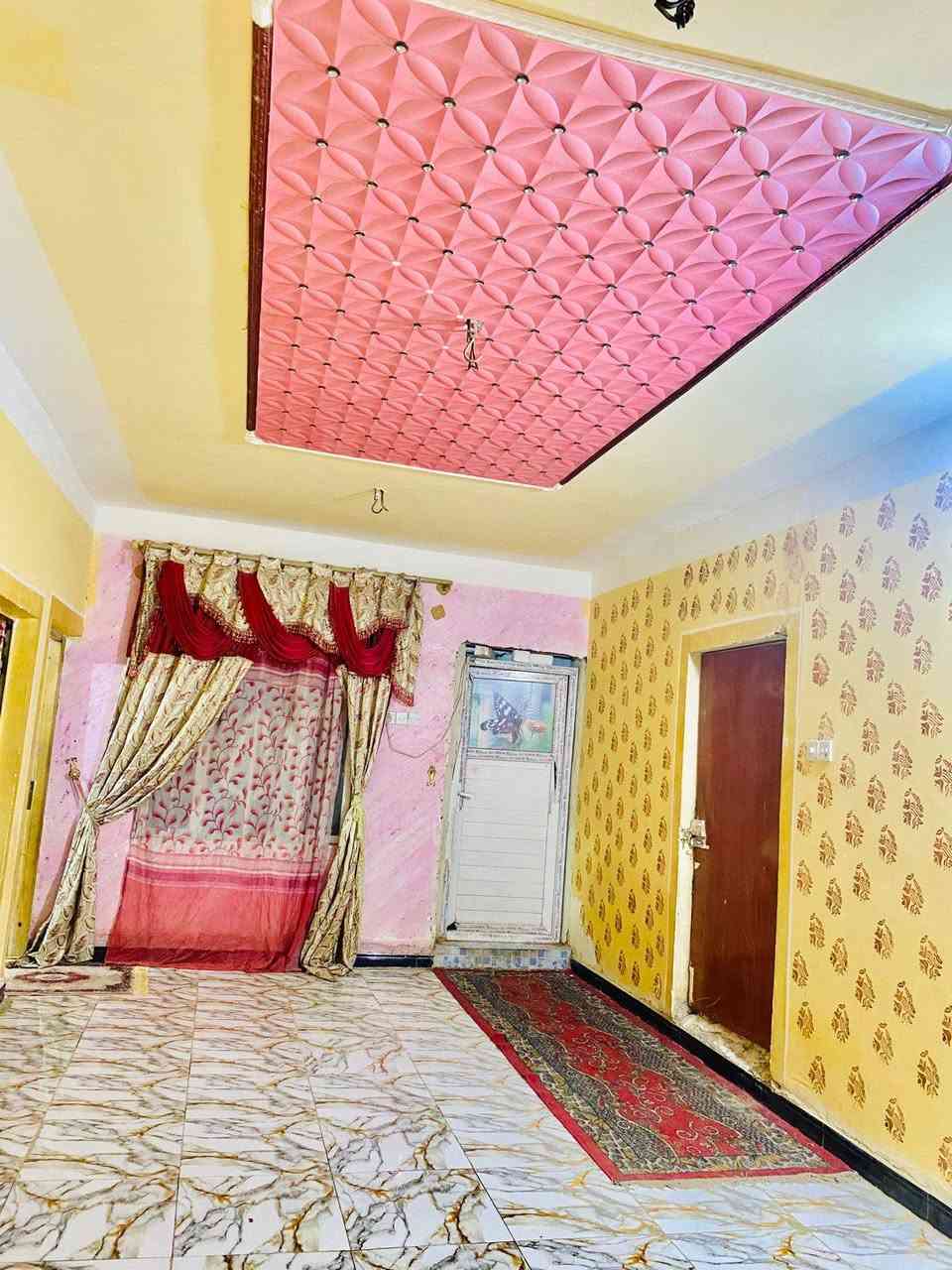 بيت للبيع بحي الشعب على الحولي مساحته 200م طابقين بناء جديد طابوق عكاده متكون من 4غرف صاله عدد 2 استقبال كبير 9م صحيات خارجيه وداخليه 
استفسار اكثر اتصال على الرقم 
***********
