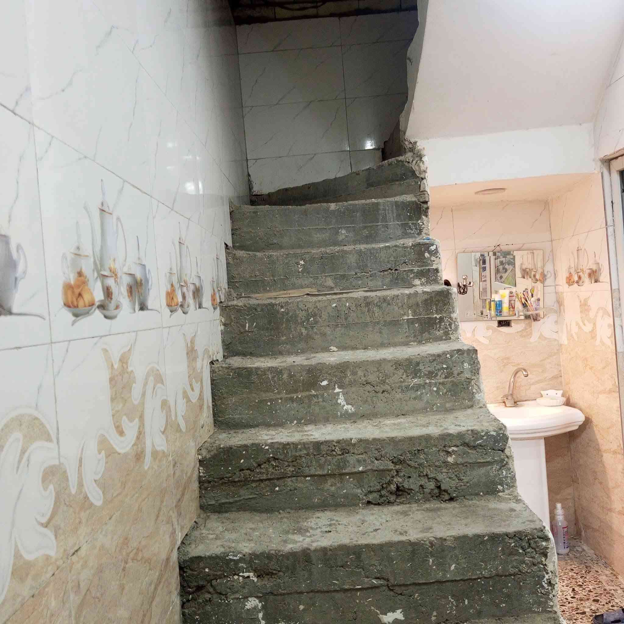 لسلام عليكم بيت للبيع 50 طابق ونص جوه يحتوي على صاله وحولي وحمام ومنور وحمام خارجي وطرمه. وطابق ثاني هيكل السعر اتصل على هذا الرقم***********
