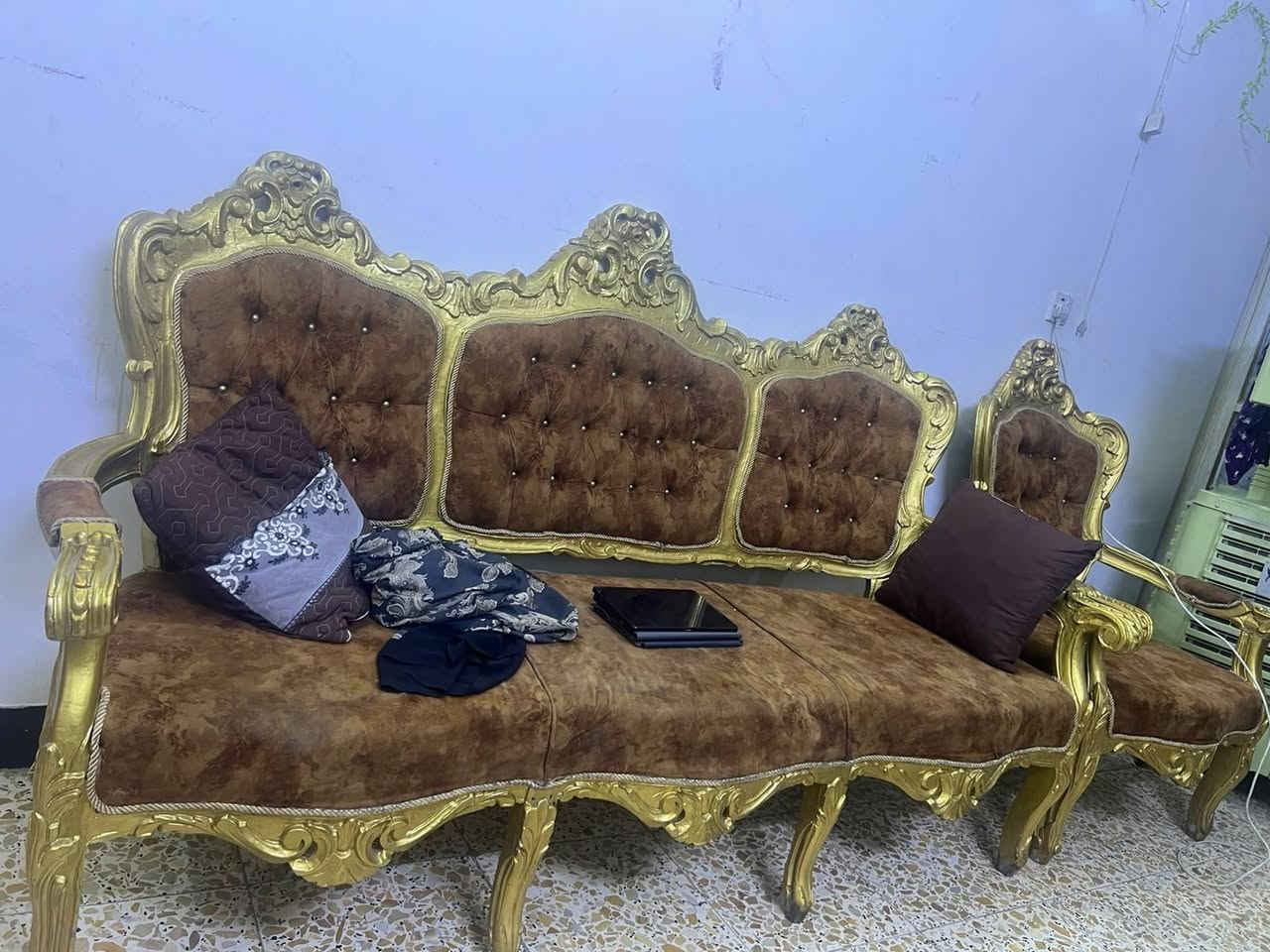 السلام عليكم غراض للبيع استعمال قليل تخم عشر مقاعد وطبلات وغرفة نوم +964 775 789 8391بي واتساب ام الأغراض اتصلو عليه
