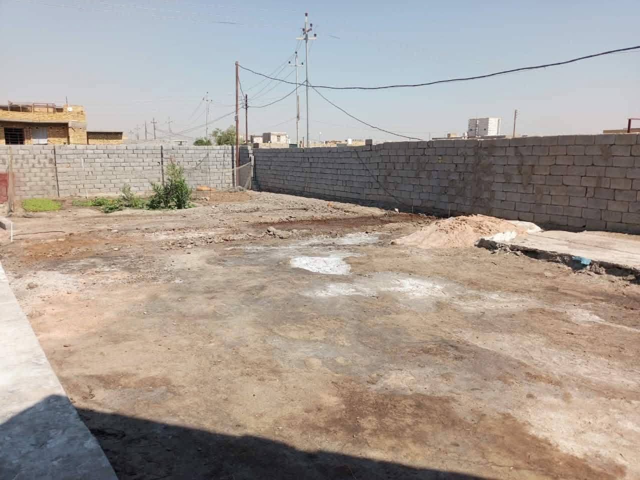 سلام بيت للبيع بحي جوادين نزله الثانيه مساحه البيت 750 بيه 3 غرف و صالتين ومطبخ حار وبارد البيت كامل ومتوفر كافه الخدمات ماء كهرباء مجاري سعر 120 وقابل للتفاوض رقم الهاتف ***********
