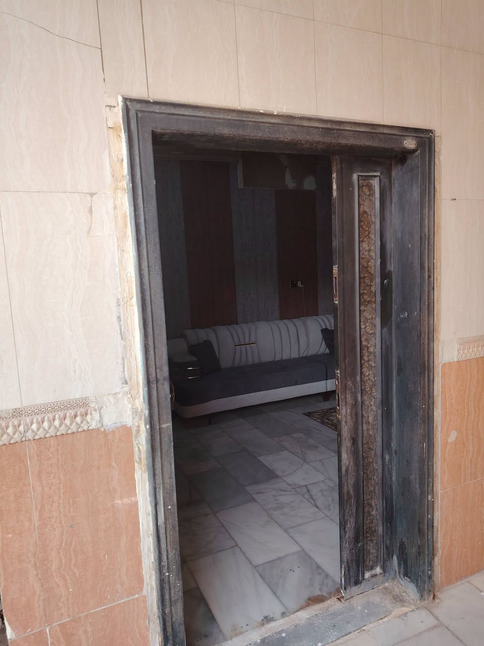 .
السلام عليكم عندي بيت درجه اوله بناء و موقع مساحه 110 طابقين موقعه كلش حلو تكدر تجي من شارع سالم او من الجمهوري او من حي الوحده هوه بنص صاير يتڪون من كراج جبير وصحيات داخليه وخارجيه وبراني وصالتين و غرفتين اكبار كلش ومطبخ واسع البيت متعوب عليه الارضيه مرمر كل البيت ومابي نقص اي شي كامل السعر خاص واليريد يجي يشوفه هاي صفحتي يتواصل وياي وهاذه رقمي *********** 
سعر البيت 97وبي مجال
