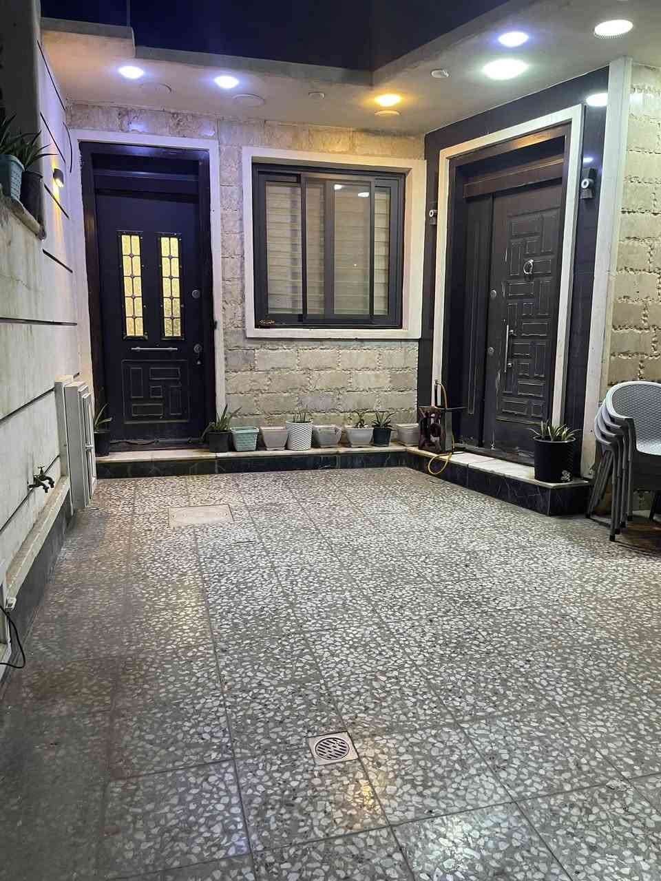 الدار للبيع المساحة 150
دار بناء نضيف جدآ 

طابقين ونص 

يحتوي على كراج يوسع سياره واحده

ويحتوي على حديقه خارجيه + حمام خارجي 

ويحتوي على استقبال 

ومطبخ حار + بارد + كاونتر تفصال 

ويحتوي على حولي كبير 

وخدمات عدد 5 

ويحتوي على منورين 

غرف نوم 5 + من ضمنهن وحده سويت

ملاحظة/ يتم البيع والشراء داخل مكتب الحداثة على شارع 60 

اي استفسار التصال على الرقام التاليه 

***********

***********
