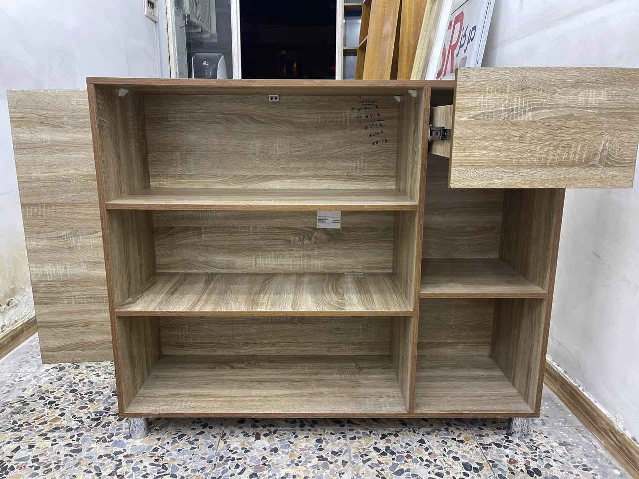 سلام عليكم للبيع للبيع 
ميز كاشير مع جرار وباب سعر 250 الف 
ارتفاع متر و10سم
عرض متر و30سم 
عمق 40سم

ميز صيانه مع جرار سعر 200 الف 
ارتفاع متر و10سم 
عرض متر 
عمق 40سم 

فاترينا رفوف عدد 2سعر قطعتين 125 الف 
ارتفاع متر و30سم
عرض 50سم 
عمق 20سم

فاترينا سجه تعليك عدد 1 سعر 50 الف 
ارتفاع مترين و30سم
عرض 40سم
عمق 20سم

ستاند تعليك سعر قطعه الف دينار
طول 20سم
عدد 250 قطعه 

بغداد الزعفرانيه 
***********
