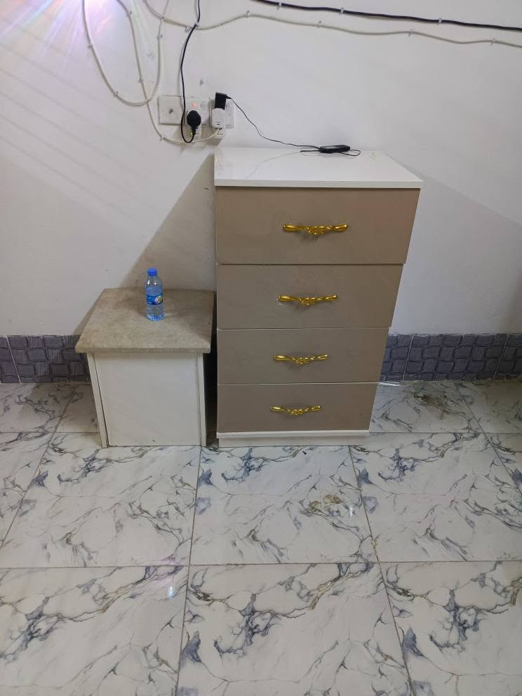 غرفه نوم تركي  ملكي كنتور 6 بوب مع ملحق 10 قطع كل عيب مابيها كلش نضيفه السعر 650 شراي خابر *********** كركوك, العراق
