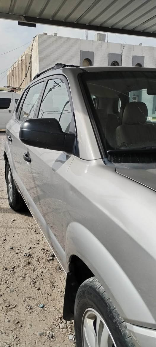 السلام عليكم توسان 2009 خليجي 4WD مابيها ولا قطره صبغ. نضيفة مال جناي. 
*********** بلاد, صلاح الدين
