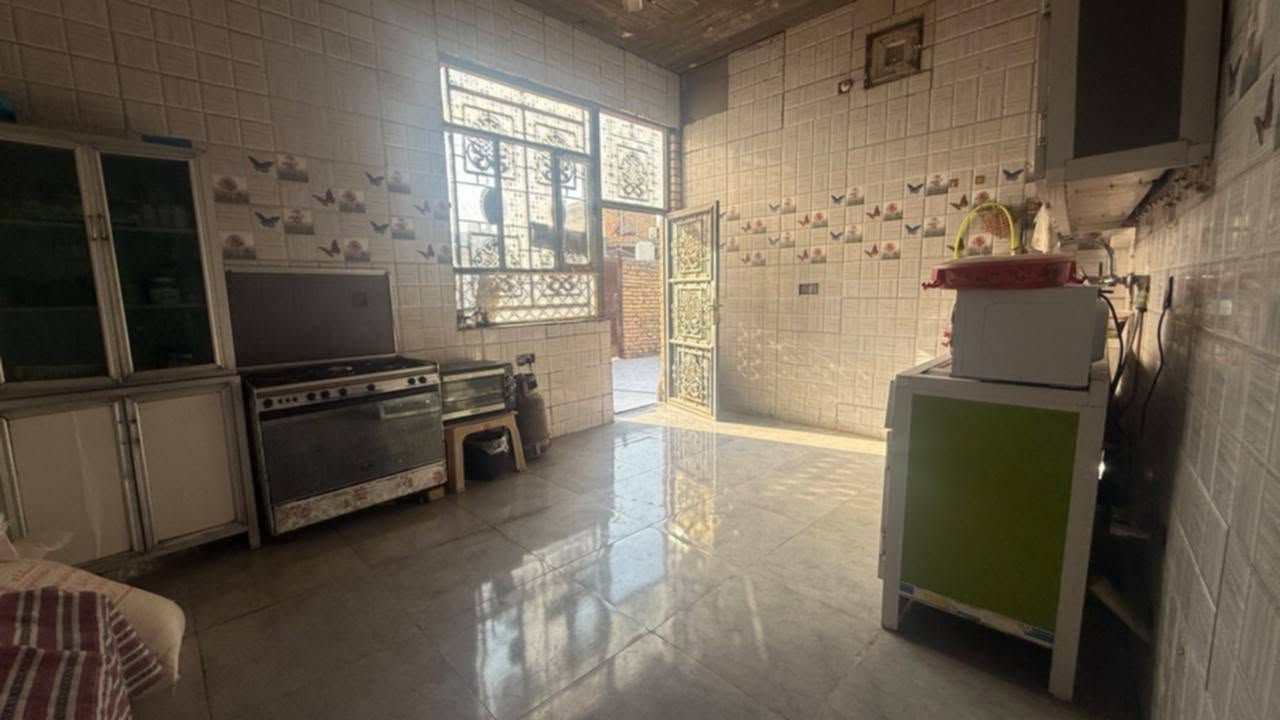 السلام عليكم دار للبيع عند ال نياز قرب سيطره السريع من جهة الفداء اول فرع بنزلة السيطره
المساحه 300 متر بناء 200
يتكون من غرفتين وصاله ومطبخ وصحيات داخليه وخارجيه وديوانيه معزوله مع صحياتها مع حديقه مساحه 100 متر
البيت كله صب كونكريت وطابوق 
التفاصيل الاكثر علئ الخاص
السعر 100 مع المجال
***********
السلام عليكم دار للبيع عند ال نياز قرب سيطره السريع من جهة الفداء اول فرع بنزلة السيطره
