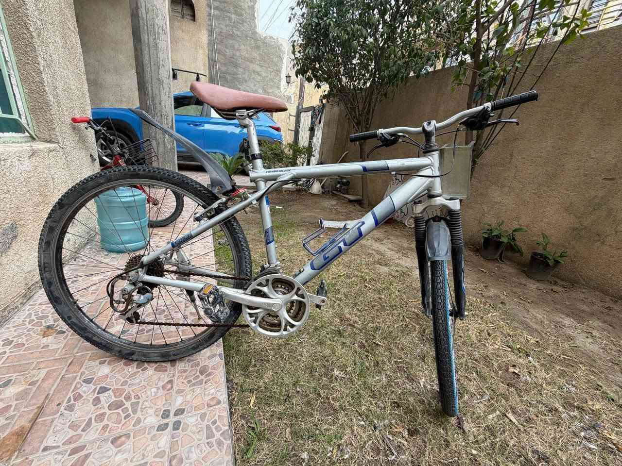 دراجة جبلية ماركة GT أصلية (مو صيني): قاسه26
الشاسي: ألمنيوم خفيف وقوي.

المعاونات: أمامية ومريحة بالمشي.

الحالة: شغالّة ونظيفة، مشيها ناعم.

السعر: 150 ألف (بيها مجال بسيط للجادين).

المكان: بفداد]

للتواصل: ***********
