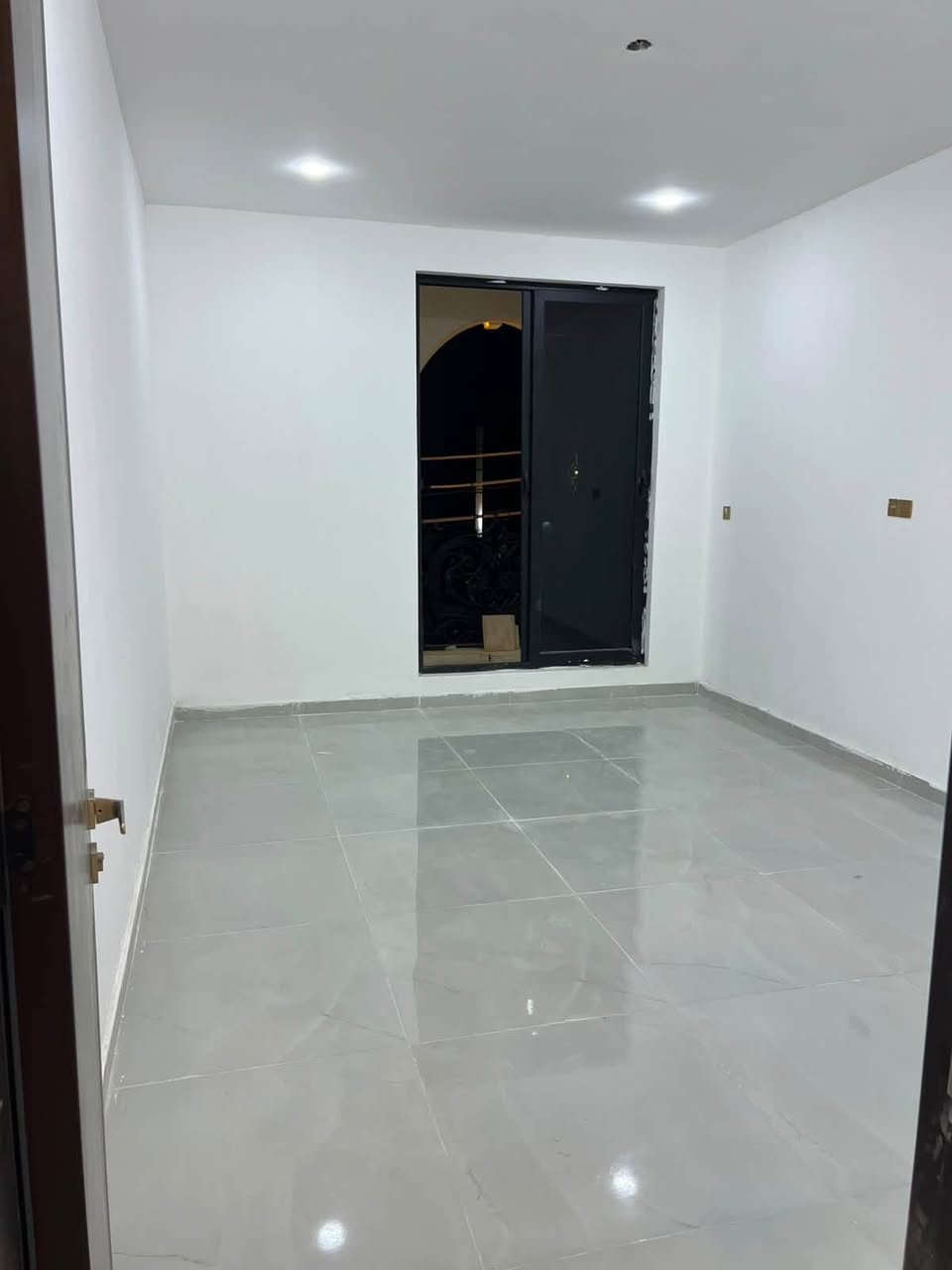 🏡🔥 دار للبيع – بغداد / المدائن / حي التصنيع 🔥🏡

📍 الموقع: حي التصنيع، أول بلوك، وقريبة كلش من الشارع العام.

📐 المساحة: 150 متر
📜 الملكية: طابو صرف
🏠 عدد الطوابق: طابقين
🛏️ غرف النوم: 4
🚿 الحمامات: 3

✨ مواصفات الدار:
🔹 بناء وتشطيب درجة أولى، فول الفول
🔹 صب رفت
🔹 أرضيات بورسلين قياس 80×80
🔹 الحمامات والمطبخ لوح هندي قياس 120
🔹 ألمنيوم تركي
🔹 شغل نظيف ومواد مستخدمة درجة أولى
🔹 موقع ممتاز وقريب من الشارع العام

💎 دار مرتبة وفخمة، جاهزة للسكن فوراً

📞 للجادين فقط، السعر والتفاصيل على الخاص.

***********
