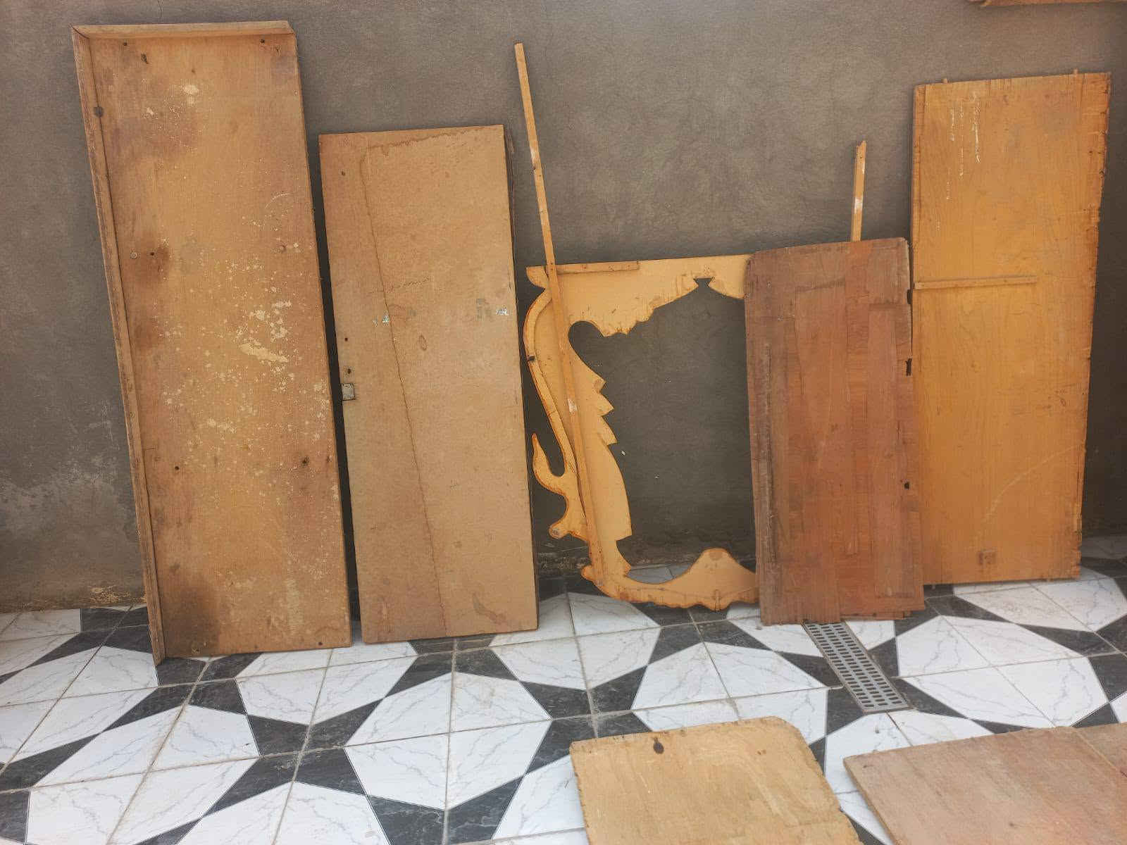 ميز ابو المراية • خشبات • معرض