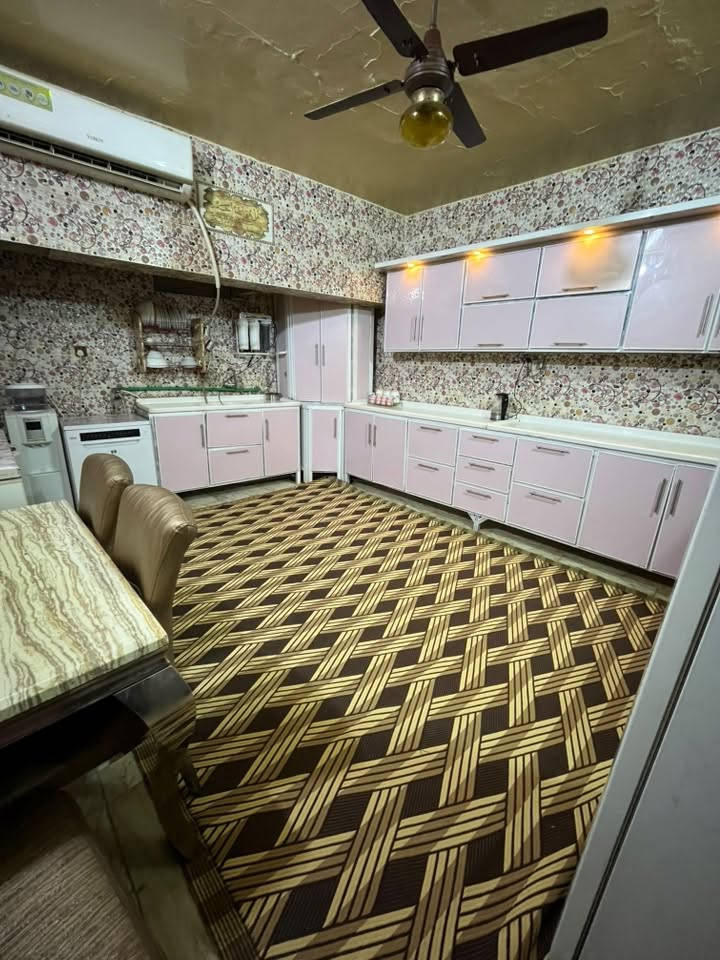 بيت طابو صرف للبيع في سومر حي المعلمين بشارع مديرية المرور مساحة ١٧٠ بناء قوي طابقين الطابق الاول استقبال وهول ومطبخ وغرفه وحمامات داخليه وخارجيه والطابق الثاني غرفتين وغرفة مخزن وصالة /  الارضية مرمر سعر ٣١٠ وقابل للتفاوض للرغبة في الشراء الاتصال على هذا الرقم ***********
