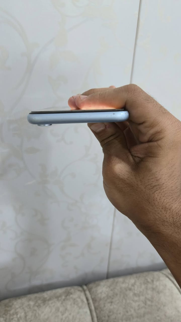 سلام عليكم
ايفون XR 
ذاكرة 64
بطارية 74

بس الفيس ايدي مايشتغل
الجهاز نظيف سيمكارت كاميرات تصفح وايفاي كله شغال 
السعر ١٢٠ وبي مجال بسيط

***********
بغداد البياع الشرطة الخامسة
