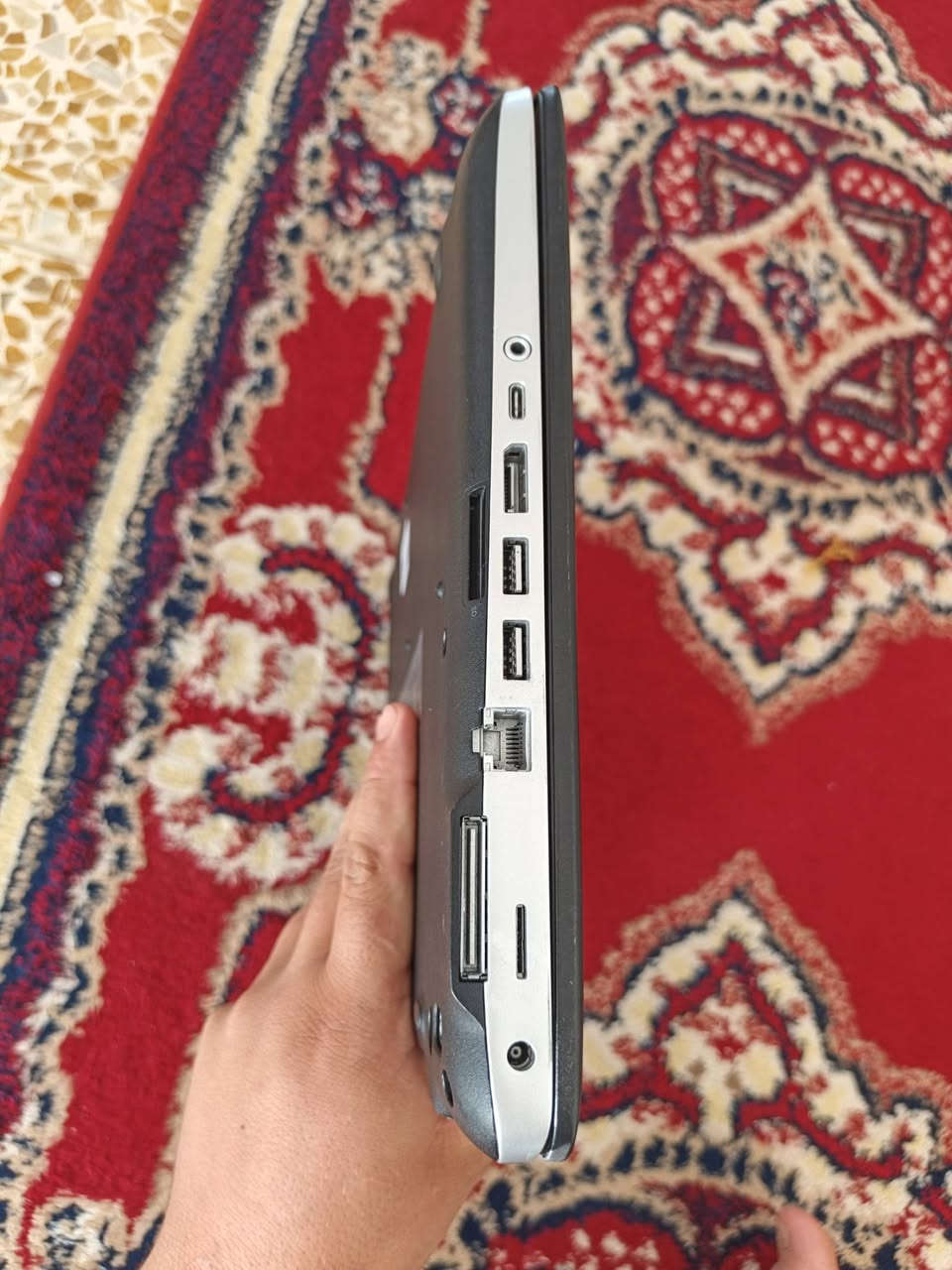 HP ProBook 450 G5 Laptop – Intel Core i5-7200U – 8GB RAM – 256GB SSD –vega intel - 15.6″ Display
💼 HP ProBook 450 G5

لابتوب الأعمال المتوازن - تصميم أنيق بأداء معقول

HP ProBook 450 G5 - لابتوب أعمال عملي من HP مع تصميم أنحف وأحدث من الأجيال السابقة! مزود بمعالج Intel Core i5-7200U من الجيل السابع، رام 8GB DDR4-2400، قرص صلب 256GB SSD

⚙️ المواصفات التقنية الكاملة

المواصفة

التفاصيل

الموديل

HP ProBook 450 G5 Notebook PC

المعالج (CPU)

Intel Core i5-7200U الجيل السابع

السرعة

2.5 GHz (TurboBoost حتى 3.1 GHz)

الأنوية

2 أنوية (ثنائي النواة، 4 خيوط)

الكاش (Cache)

3 MB Smart Cache

الذاكرة (RAM)

8 جيجابايت DDR4-2400MHz

الحد الأقصى للرام

32GB DDR4 (فتحتين SODIMM)

التخزين

256GB SSD M.2 NVMe

إمكانية التوسع

حتى 2TB SSD + 2TB HDD (فتحة M.2 + فتحة 2.5")

الشاشة

15.6 بوصة  HD (1366×768)

نوع الشاشة

SVA Anti-Glare LED، 220 nits، 45% sRGB

كارت الشاشة (مدمج)

Intel HD Graphics 620

كارت الشاشة (اختياري)

البطارية

48Wh (3 خلايا Li-ion) - تدوم حتى2-4 ساعات 🔋

الوزن

2.1 كجم

السُمك

20.8 - 22.8 ملم

نظام التشغيل

Windows 10 Pro 64-bit

المميزات الإضافية

USB Type-C، لوحة مفاتيح Backlit (اختياري)، Fingerprint، DVD Drive (اختياري)

🧠 المعالج: Intel Core i5-7200U - موفر وكفء

معالج Kaby Lake من الجيل السابع - فئة U (Ultra-low power) موفر للطاقة!

🔵 السرعة الأساسية:

2.5 GHz

⚡ Turbo Boost:

حتى 3.1 GHz

🔥 الأنوية:

2 Cores / 4 Threads

⚙️ TDP:

15W (موفر جداً)

✅ مميزات المعالج:

  معالج Kaby Lake من الجيل السابع

  أداء جيد للمهام المكتبية

  استهلاك طاقة منخفض جداً (15W)

  مناسب لـ Office، التصفح، البريد الإلكتروني

  بطارية تدوم طويلاً

🎨 كارت الشاشة: Intel HD Graphics 620

🔵 Intel HD Graphics 620

(النسخة القياسية - مدمج)

  مدمج في المعالج

  مناسب للمهام المكتبية

  Office والتصفح

  مشاهدة فيديو Full HD

  موفر للطاقة

🏗️ التصميم - أنيق وعملي.  

لتواصل اتصال او واتساب 

***********
