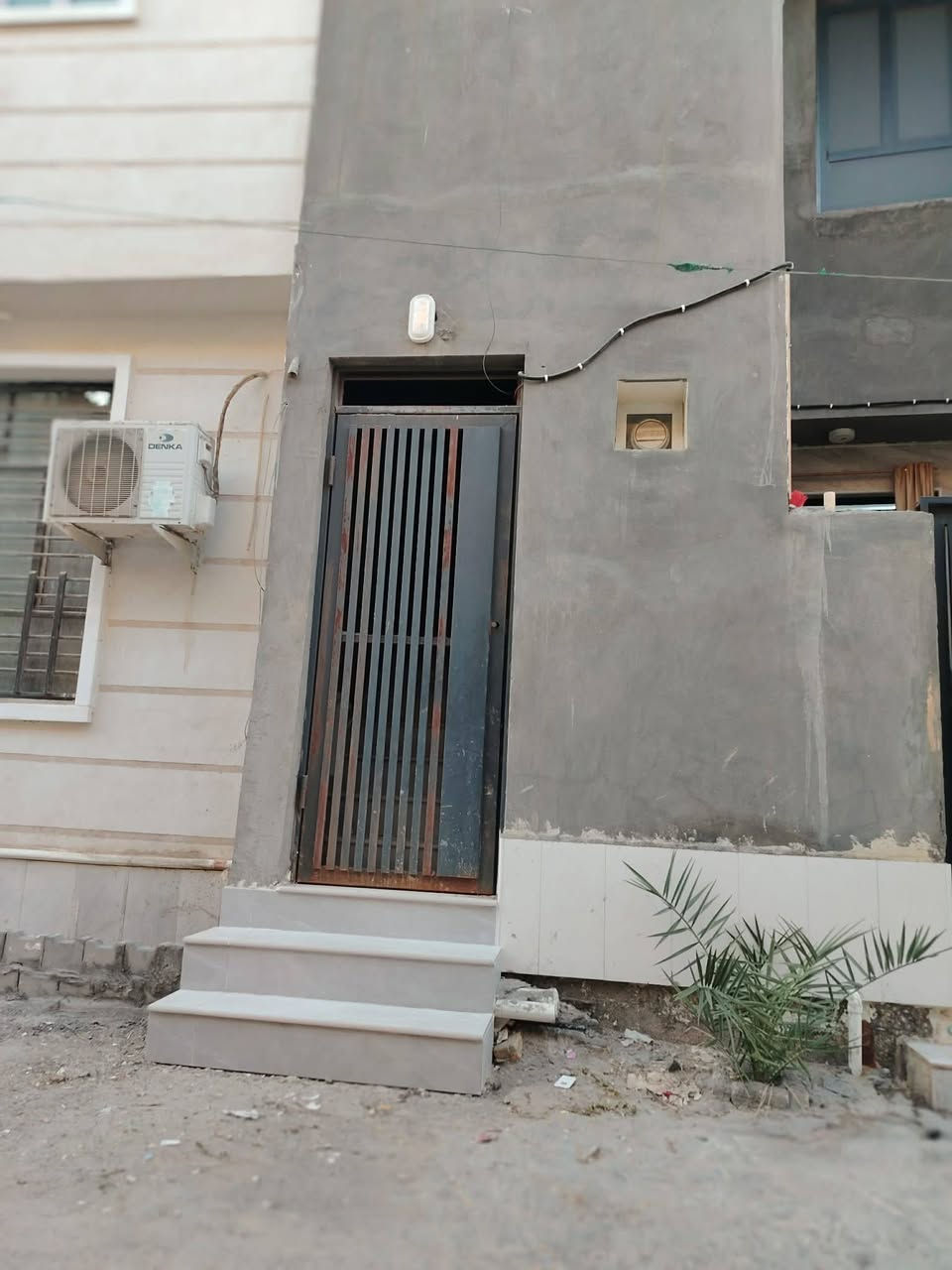 بيت مع شقه للبيع مساحه 100 ركن في القشله خلف مدرسه الواقف الشعيي
#البيت  
غرفتين وصاله وبراني ومطبخ وصحيات 
#الشقه
غرفتين و صاله ومطبخ وصحيات 
***********
