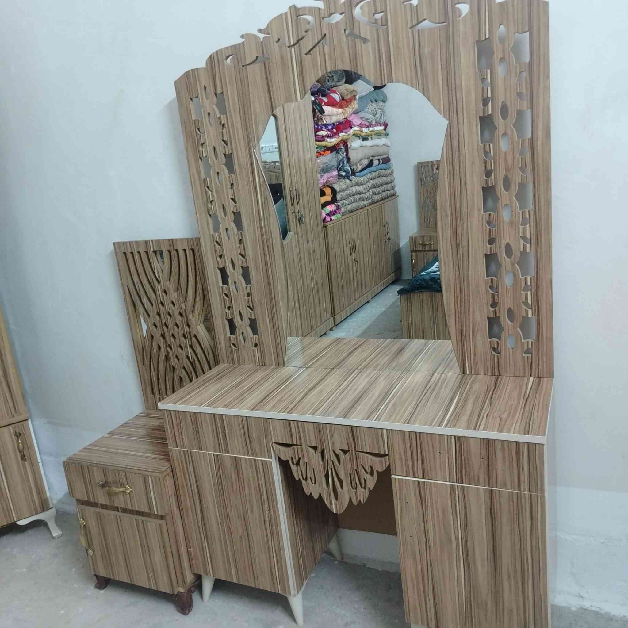غرفة نوم تفصال عراقي خشب تركي
سعر 350 
الطباخ مع الميز مالته 60 
التخم ب 250 
***********
***********
