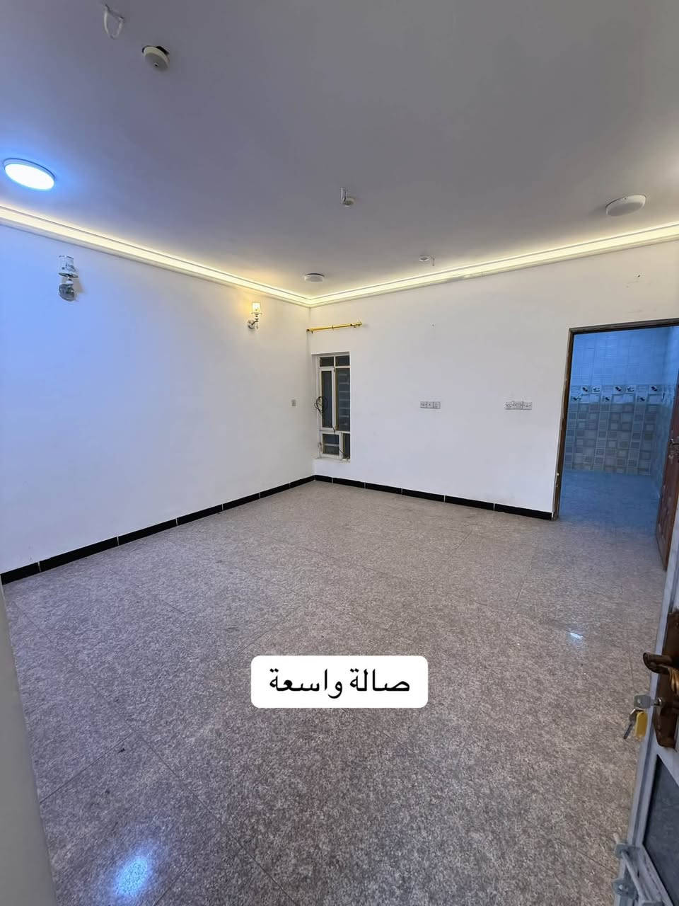 فرصة لا تفوت🔥

نص مكتوب في الصور:
- المنصور/حي المتنبي الشارع جداً واسع قريب من الشارع العام
- طرمة
- صالة واسعة
- مطبخ
- تصميم كلاسيكي جميل