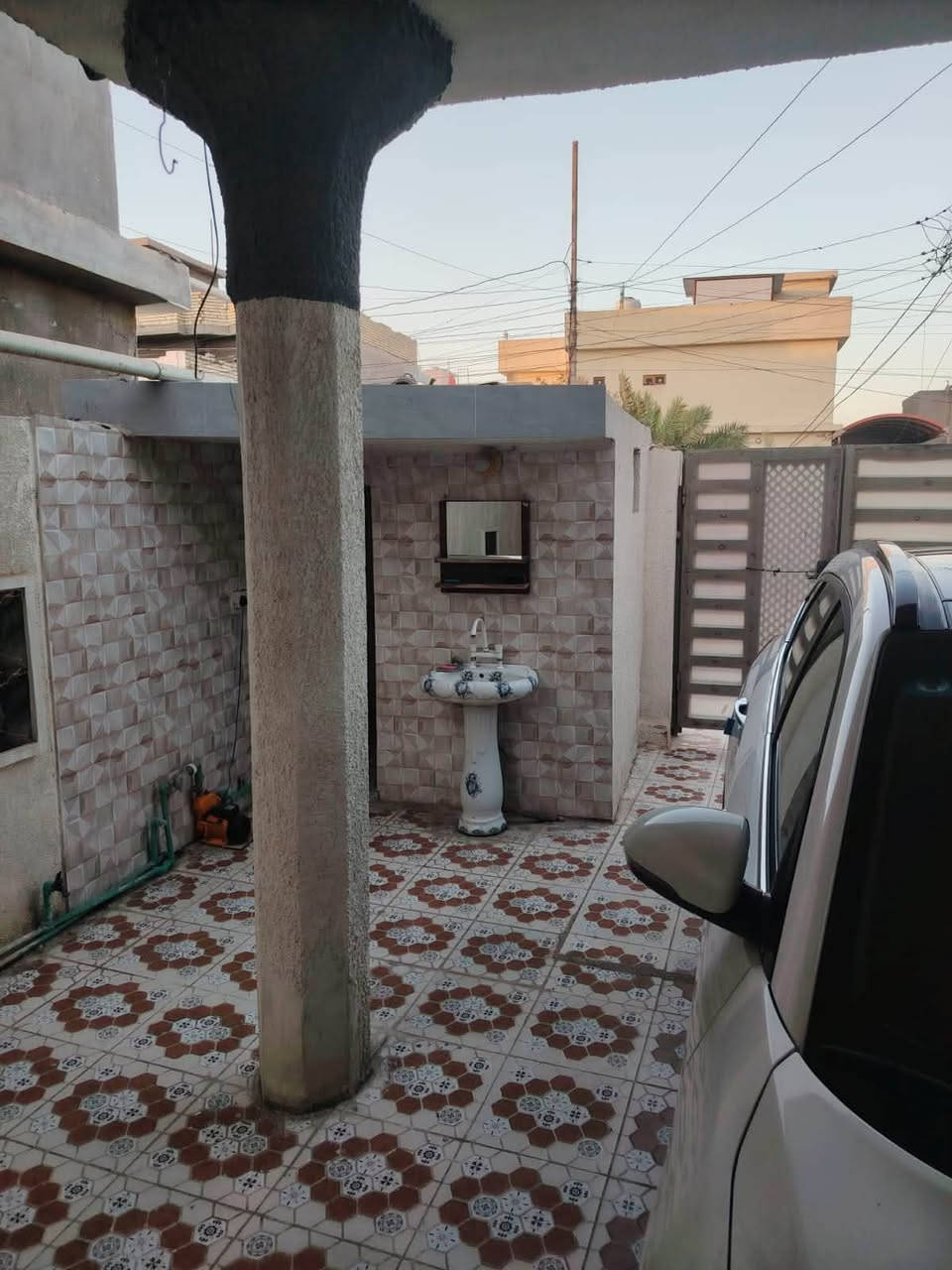 دار للبيع مساحه ٢٠٠ متر طابو ملك صرف
يحتوي على ٣ غرف نوم 
طابق الأول 
يحتوي على استقبال مطبخ صاله غرفين نوم صحيات داخلية وخارجية كراج سياره حديقه 
طابق الثاني غرفه نوم وصاله 
بيت نضيف خدمات كامله 
العنوان بغداد المدائن سلمان بأك 
الدار ثاني بيت من شارع ٢٠ متر عرض 
منطقه بريجان بلوك الأول قريب ع سوق المدائن سلمان المحمدي ع 
الاستفسار صاحب الدار 
***********
