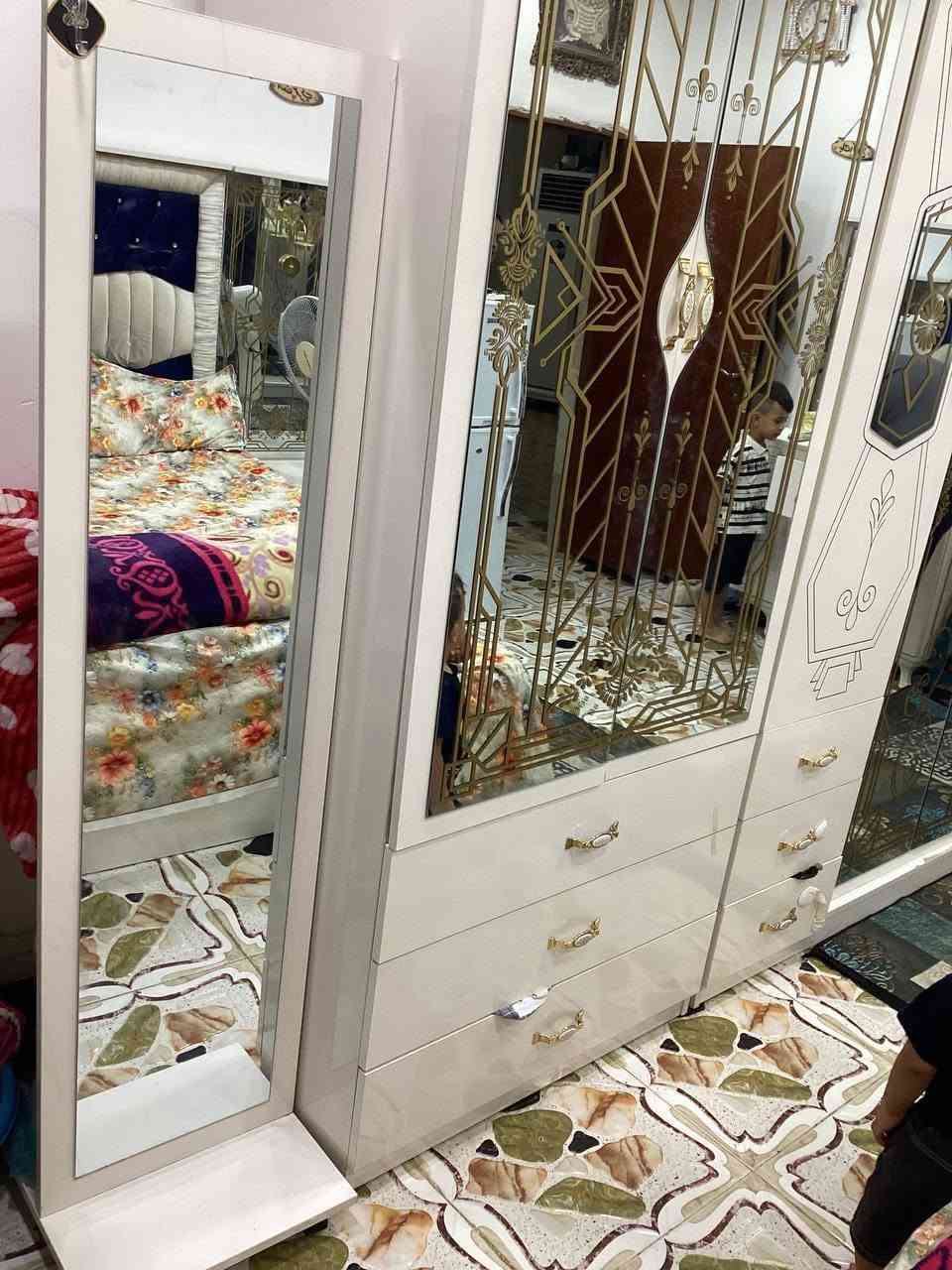 غرفه كامله وضخمه تركيه خت جديده كلش حلوه ونضيفه اللبيع سعر خاص بس للشراي أو تصال ع رقم 
***********

