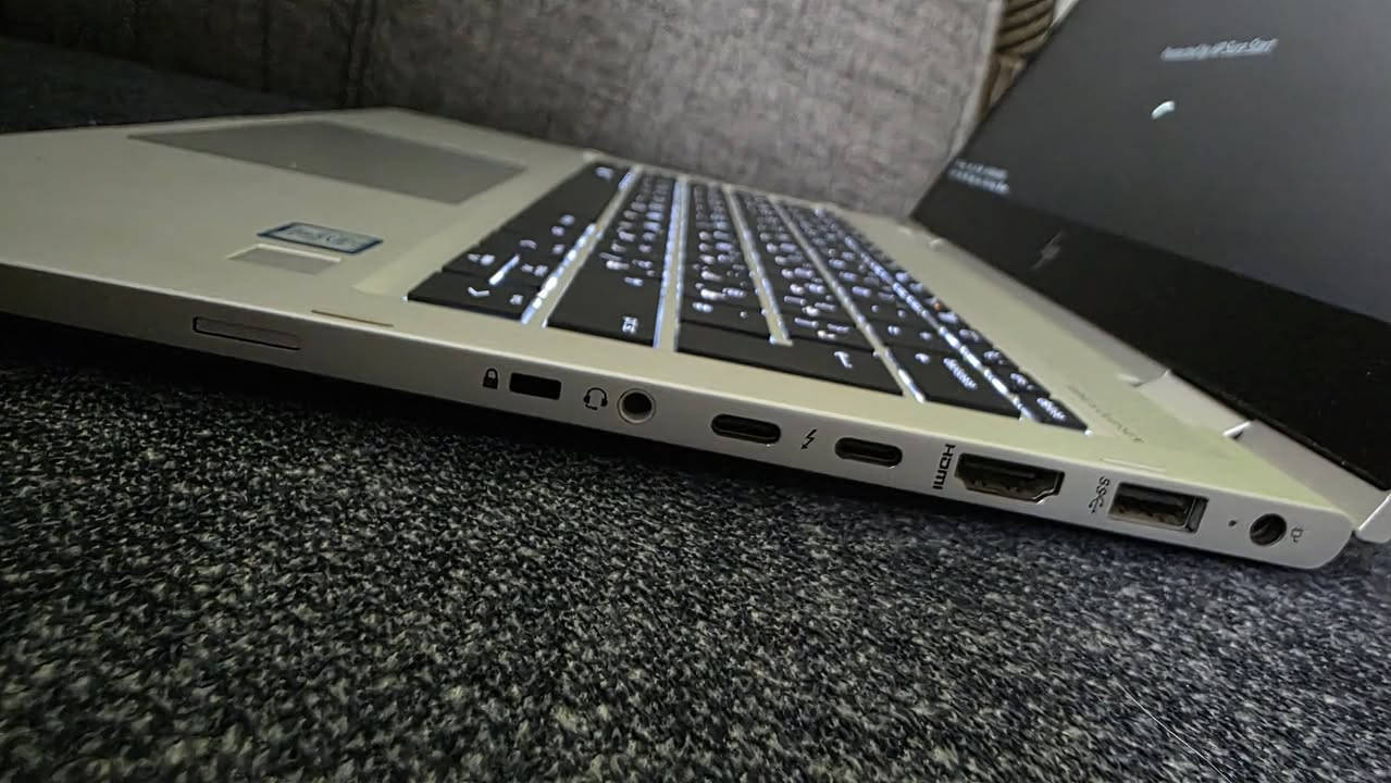 السلام عليكم ورحمة الله
متوفر للابتوب hp. 
هارد ssd 256
 RAM. 8GB
لمس قلاب جيل 8 نضافه 90%
للاستفسار ***********
