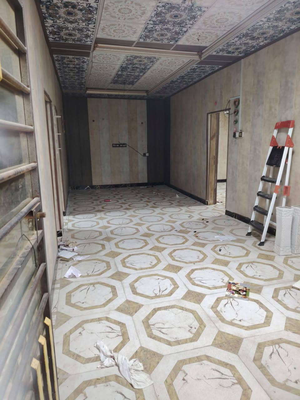 السلام عليكم .. بيت تجاوز للبيع في سوق الكبير بشارع الجامع يحتوي البيت على مساحة 200 وبي محل خارجي وكراج و2 غرف وهول كبير ومطبخ وصحيات بيت جداً نظيف مبني بسندويج و سقف ثانوي وارضي تجي واتشوفه السعر 20 وبي مجال للاتصال على الرقم‏‪***********‬‏
