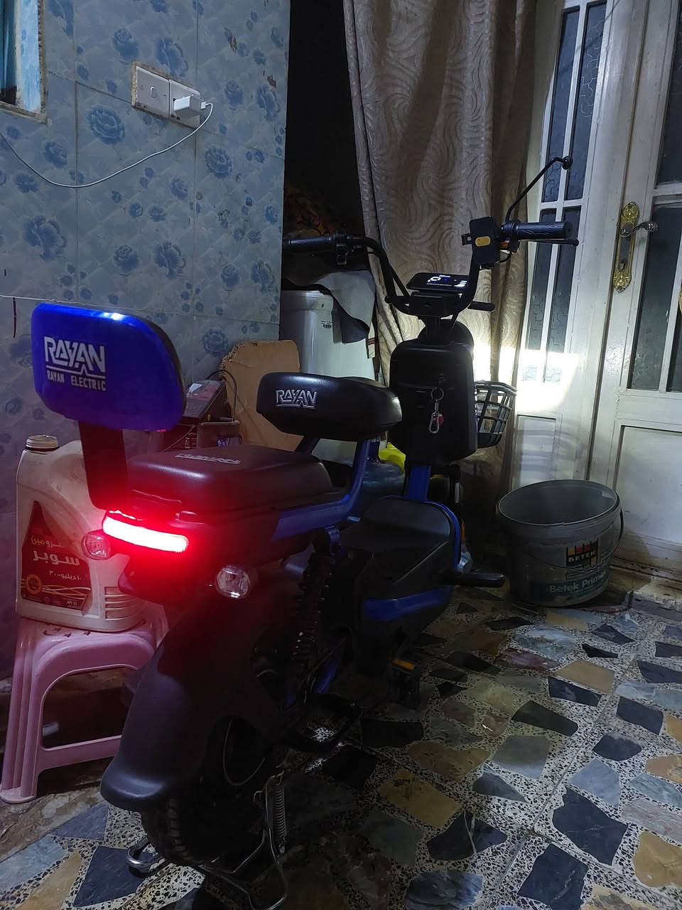 دراجه شحن الريان موديل ٢٠٢٤ 

استعمال خفيف بطاريه قويه و ما مستخدمه هواي الدراجه قويه و عطلاتها كلش قليله و مابيها اي مشكله 

مميزاتها 
١-شحن ١٢٠ واط
٢-سرعه ٤٠ حقيقي
٣- بيها ٣ سرعات
٤-نضام بارك للامان
٥-مكان تخزين سله 
٦-يتحمل حوالي ١٥٠ كيلو 
٧-اطار حجم ١٤ الحجم الكبير
٨-دبلات اماميه هايدروليك 
٩-دبلات خلفيه هايدروليك مقوى
١٠-دبل سويج و بصمه تشغيل
١١-نظام عدم سرقه عند تحريك الدراجه و هي مقفله يتفعل الانذار ويقفل الاطار بدون حركه

سعر ٢٧٥ وبيها مجال

 مكاني كربلاء حي النقيب شارع ٤٠

الشراي يتواصل واتساب ***********

نص مكتوب في الصور:
- ضرر كسر قاعده فقط