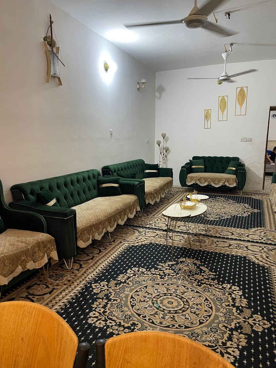 السلام عليكم بيت ٢٢٠ متر طابو زراعي سند ٢٥ يحتوي على ٢ غرف نوم واستقبال كبيره وهول ومطبخ ومجمع صحيات داخلي وخاوجي ومنور على ضهر البيت حي الجزائر خلف سكت القطار شارع ١٠ الاتصال على الرقم ***********

