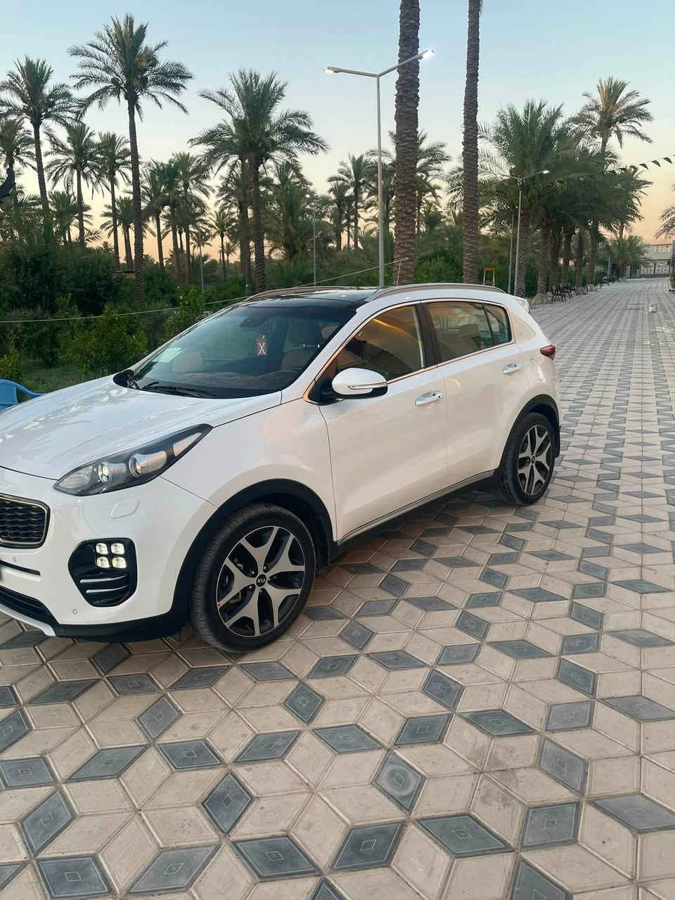 السلام  عليكم
سبورتج 2018 

فول 1/1 جيتي لاين 

بنراما 

كراسي جلد 

كشنات كهرباء

سايد بريك بصمه 

جنطه كهرباء 

رادار وحساسات 

اشاير بالمراي 

حساس تايرات

تبريد بيانو 

مواصفات الجيتي معروفه 

مكينه 2000 

 والسونار وياها مرفق 193 وبيه مجال 

  اتصال او واتساب ***********
