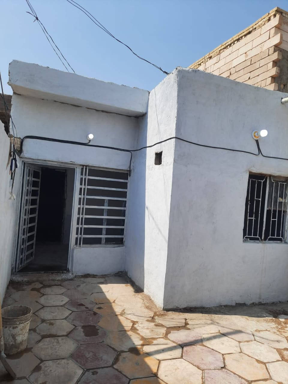 سلام عليكم بيت ٨٠متر للبيع بشارع الحوزه بشارع ١٠يحتوي ع غرفة وصالة ومطبخ وتخاريج داخليه وخارجيه بناء بلوك السكف صب الساس صب كونكريت السعر ١٥ وبي مجال للإستفسار *********** متوفر وتساب
