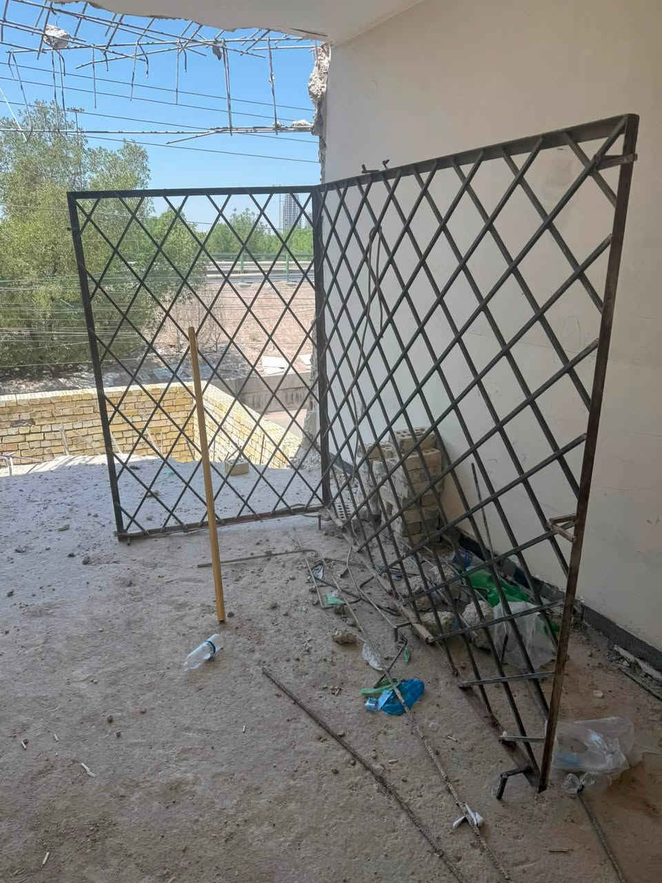 السلام عليكم للبيع باب تركي ثقيل قياس 240/130 ودرج حديد وكتايب وشبابيك اللمنيوم وباب شارع سلايد قياس 240 وباب خارجي متر  المكان حي الخضراء للاتصال ***********
