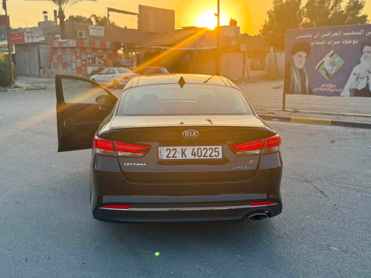🚗 للبيع | كيا أوبتيما S موديل 2018
▪️ الموديل: 2018
▪️ الفئة: S
▪️ المحرك: 2.4 GDI
▪️ اللون: أسود
▪️ الممشى: 98 ألف ميل

✨ المواصفات:
✅ سقف بانوراما
✅ تشغيل ودخول ذكي (بصمة) تحوير
✅ كاميرا خلفية
✅ رادارات جانبية
✅ شاشة
✅ كشن سائق كهرباء
✅ابل كار بلاي

🔧 الصيانة:
✅ تخم تايرات جديد تم تبديله.
✅ بطارية جديدة.
✅ عبوة (منظومة) الفويل بمب جديدة.
✅ كفالة المحرك والكير.

📌 حالة السيارة:

* قطعتين صبغ فقط (البنيد والجاملغ الأيمن) بسبب حادث سطحي.
* بدون أي دواخل، والراديتر والبراكيت خلف الدعامية وكالة ولم تتضرر.
* السيارة نظيفة 
* الفحص مسموح بأي مكان يختاره المشتري.
 السعر: 135  (قابل للتفاوض بعد المعاينة).

📞 ، التواصل على الخاص أو الاتصال. “***********

الله يبارك للبائع والمشتري.
