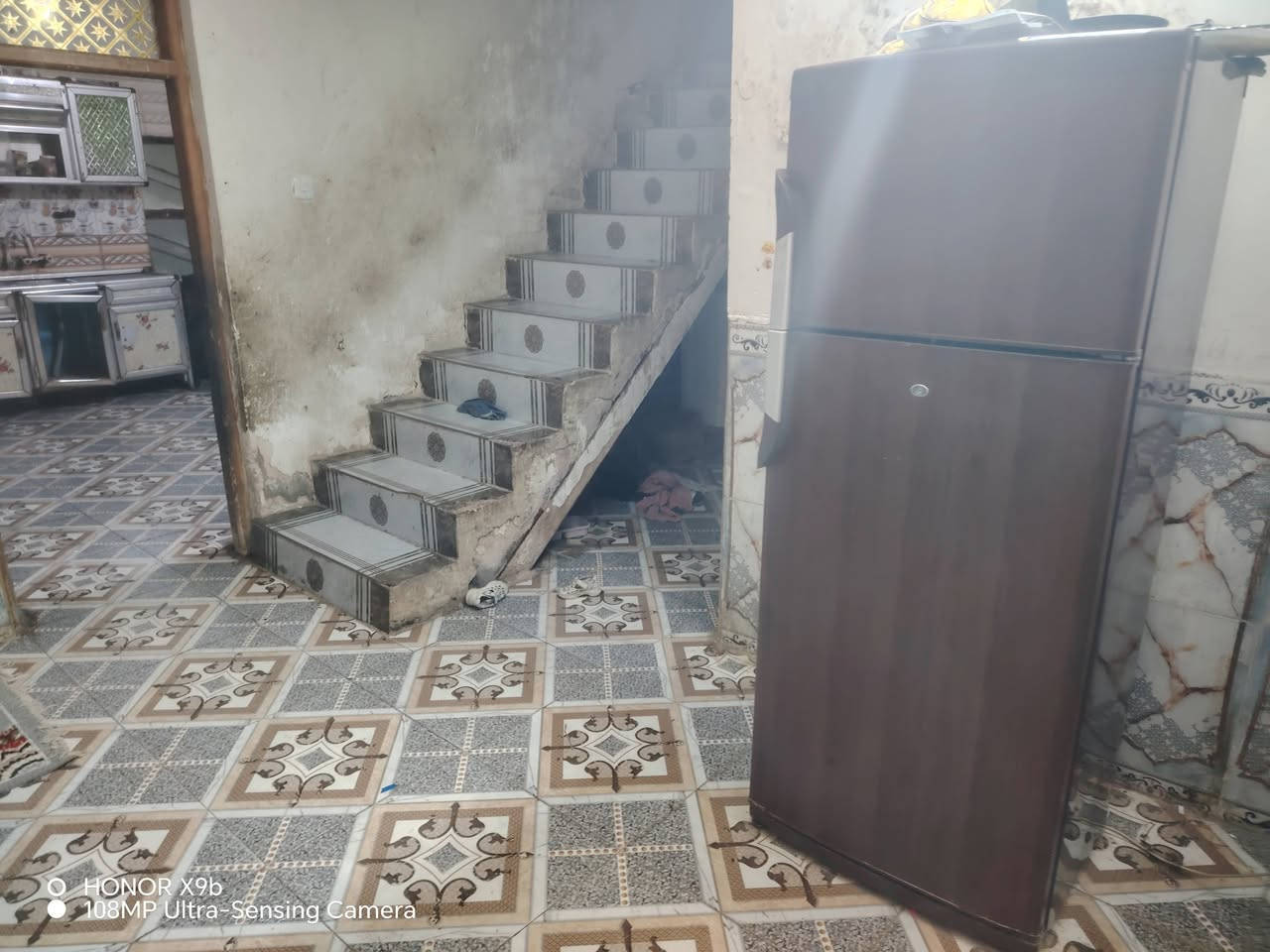 سلام عليكم  بيت للبيع مساحه 200متر يحتوي عل 2غرف وصاله
وستقبال ومطبخ حمام  وصحيات خارجيه عدد مناور 2 
بناء قديم مرمم جديد سقف عكاده عنوان زين القوس شارع 
المدارس بل شارع مال مختار حسين عبد علي الستفسار عل رقم ***********

نص مكتوب في الصور:
- HONOR X9b
- 108MP Ultra-Sensing Camera
- O HONOR X9b
- HONOR X9b 108MP Ultra-Sensing Camera