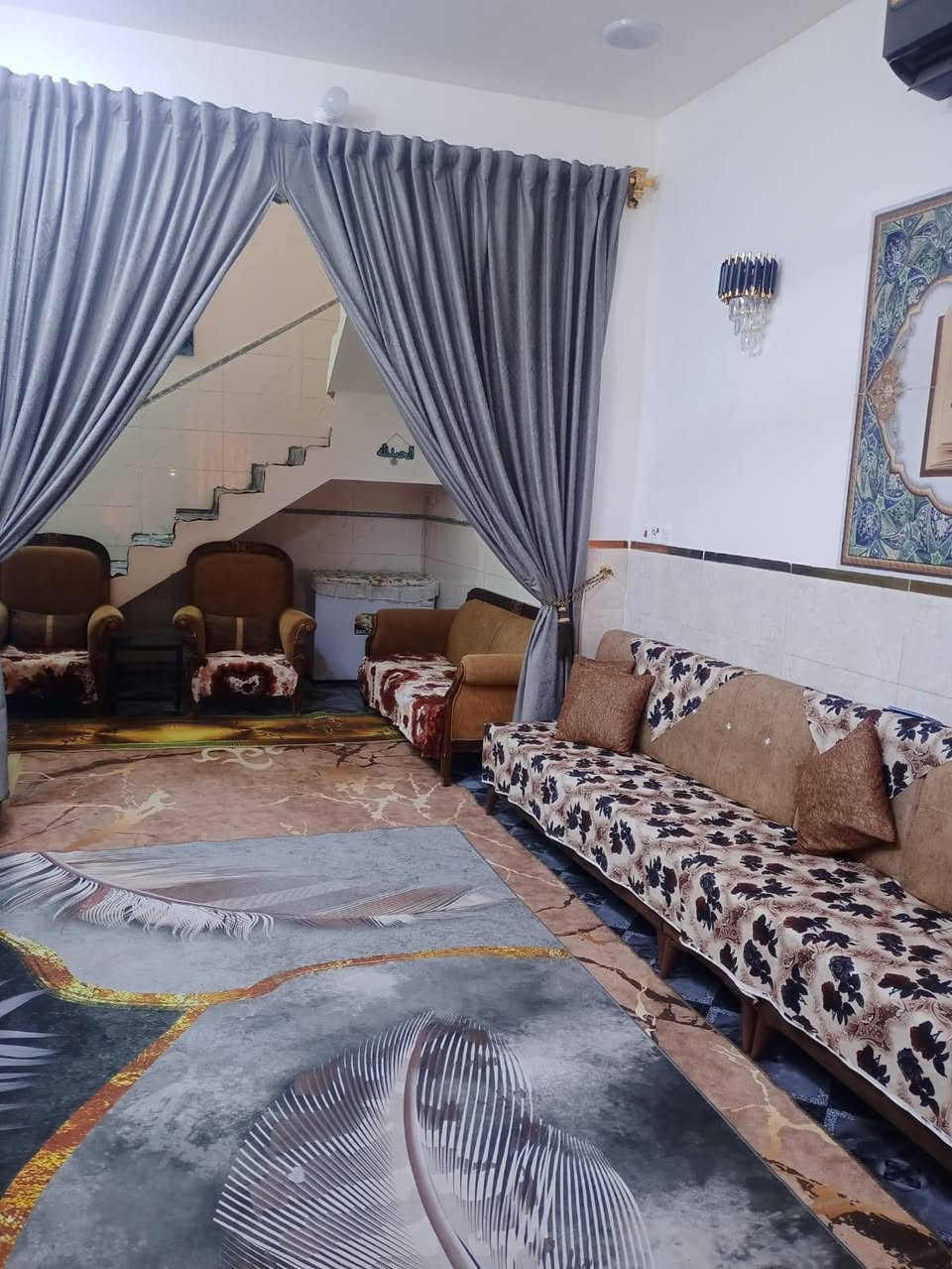 بيت للبيع 100 متر 5×20 بناء حديث زراعي اقرار محكمة يحتوي على استقبال مفتوحه على الصاله وصاله ومطبخ وغرفة نوم وحمام كبير وتواليت خارجي وبيتونه كبيره جدا نهايه مقاطعه 9/2َ السعر ٨٥ بيه مجال بسيط للاتصال *********** يرهم مراوس باقل حسب الاتفاق
