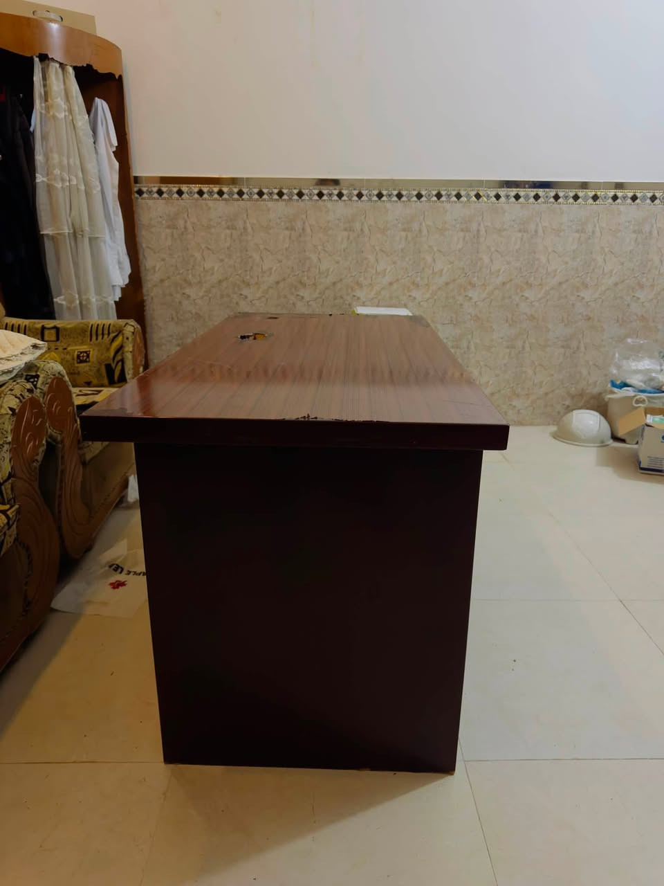 للبيع مكتب إداري بحالة جيدة
📏 المقاسات:

* الطول: 143 سم
* العرض: 73 سم
* الارتفاع: 77 سم

✅ يحتوي على أدراج وخزانة جانبية.
✅ مناسب للمكاتب، المحلات، أو الاستخدام المنزلي.
✅ قوي ومتين.

ملاحظة: يوجد بعض الأضرار البسيطة في سطح المكتب كما هو موضح بالصور، لذلك السعر مناسب.

💰 السعر: 80,000 دينار عراقي قابل للتفاوض بالمعقول.

📍 الموقع: النجف الأشرف

للاستفسار على الواتساب ***********
