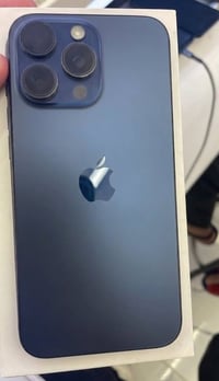 📱 iPhone 15 Pro Max للبيع 🔹 الذاكرة: 256GB 🔹 اللون: أزرق غامق 💙 🔹 البط...
