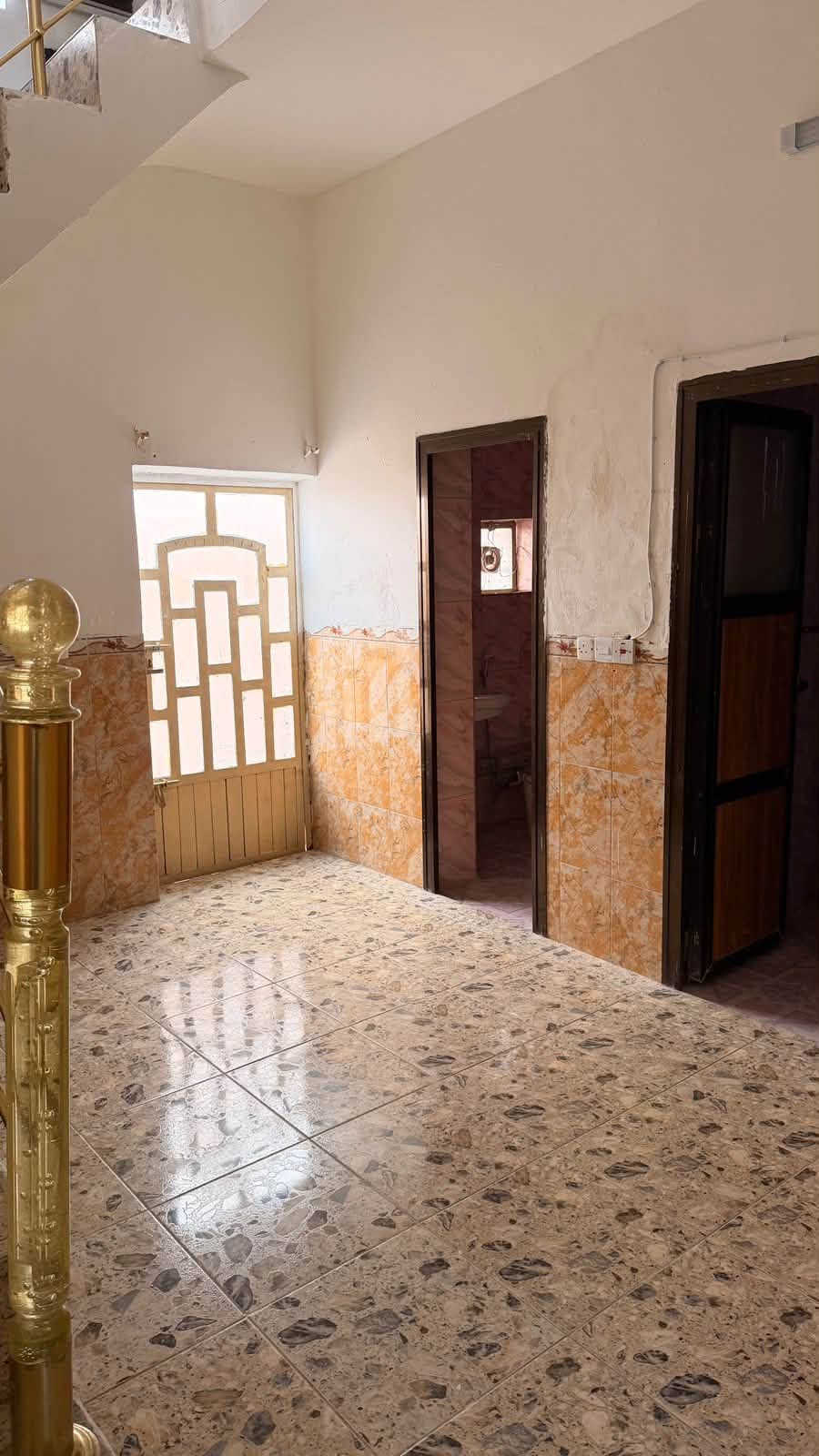 دار للايجار عنوان البيت 100 دار
بناء حديث نظيف ومصبوغ كله بالجديد
طابقين بورسلين
كراج وحديقة بي مدخل واحد
- الطابق الاول: غرفة نوم وصاله كبيرة
ومطبخ حار بارد وموزع
صحيات شرقي وغربي
- الطابق الثاني: غرفتين نوم كبار
وصحيات ومخزن
الحمامات والمطبخ كُلها سيراميك
450وبي مجال
***********
