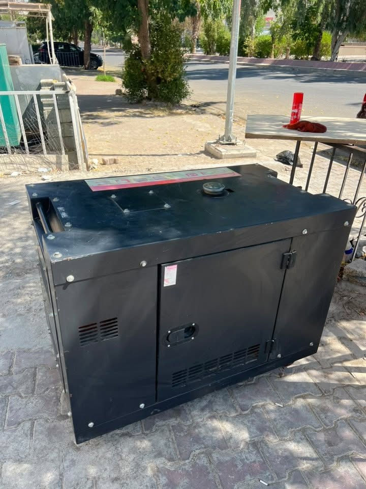 سلام عليكم مولدة كاز كاتم 15kv مستعملة للبيع اشتريتها قبل سنة من شركة المرتجى
وقت تشغيل اقل من 700 ساعة فقط 
و هاي مواصفاتها :
افخم انواع المولدات الكهربائية التركية
‏KIMOL
‏ATS 1300
15 كيفي
60 امبير
50 امبير صافي حمل ع الجوزه
يمكن تشغيل عليها 2 سبلت 2 طن مع كافه ملحقات المنزل
صرف 1 لتر في الساعة على التشغيل العادي 
صرف 2 لتر كل ساعة على الاحمال العالية 

جهاز ATS تشغيل و اطفاء ذاتي 
شاشه عرض الفولتية
والهيرتزيه
ووقت التشغيل
عرض اعطال 

نوع المحرك كاز
دبل صالنصه
نوع التوليد دبدوب
18 سم داخلي
32 سم خارجي

السعر المطلوب 12$ ورقة و بيها مجال بسيط
***********
علماً سعر الجديد حالياً بين  17-19 ورقة
