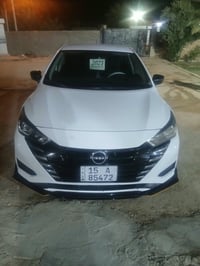 نيسان فيرسه وارد امريكي  موديل 2023  ضرر جاملق بنيد   محرك ١٦٠٠  رقم ا...