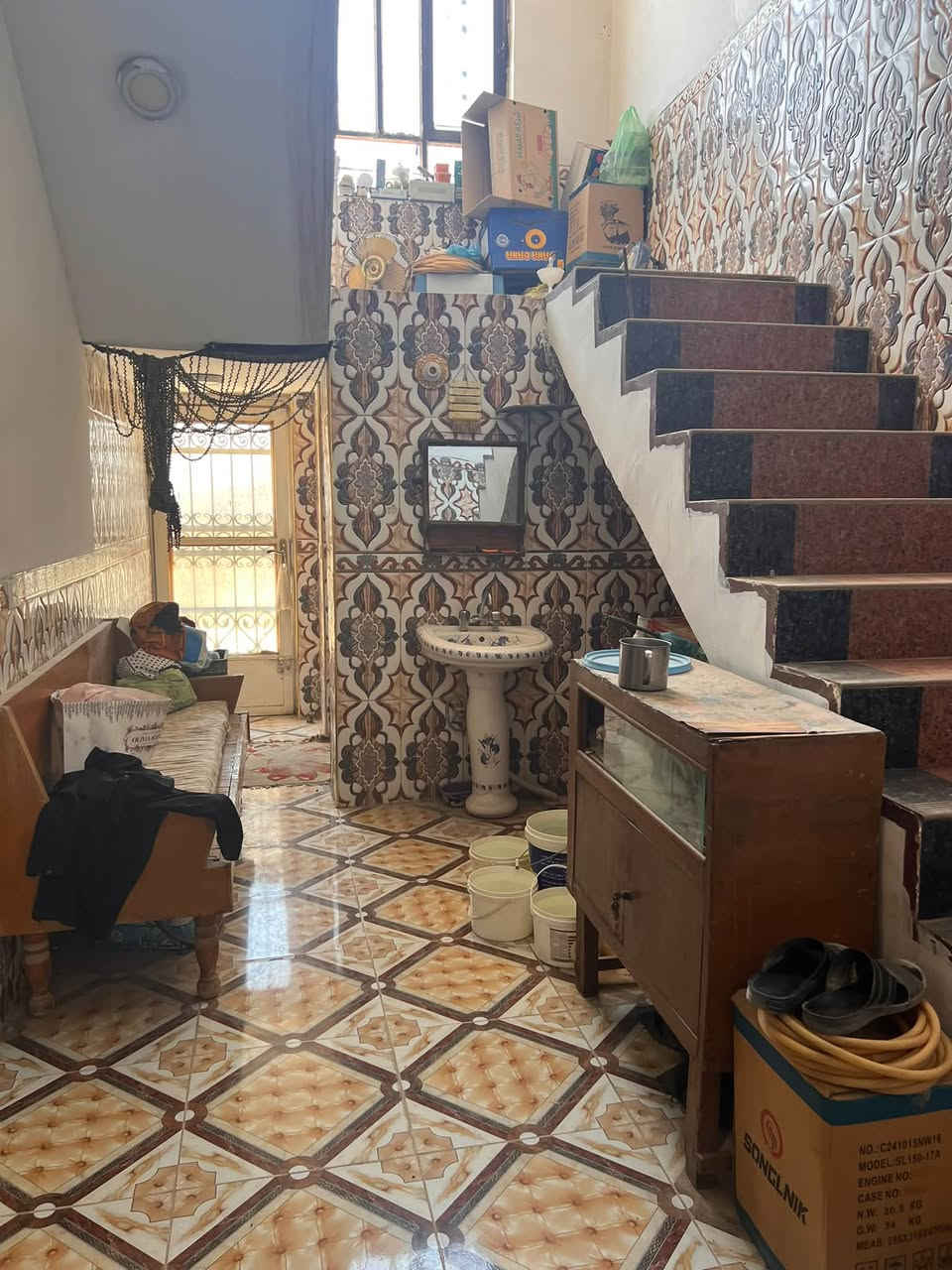 للبيع منزل طابقين بتصميم وموقع ممتاز
المساحة : ١٥٠ متر مربع
العنوان : سعد بيجو النزله مال سعد بيجو حسينيه الأخرس عُبر السِكه 

تفاصيل البيت : 
الطابق الارضي : يحتوي على غرفة نوم ، مطبخ ، صالة واسعة ، حمام ، ٢ صحيات ، بالإضافة إلى ساحة كراج سيارة ، حديقة ، منور 

الطابق الثاني : يحتوي على غرفة نوم عدد ٢ ، هول واسع " يصلح ليكون غُرفة إضافية " مع بيتونه وسطح واسع 

السعر قابل للتفاوض ، للإستفسار وتفاصيل السعر يُرجى الاتصال حصراً على رقم صاحب البيت  
( *********** )
