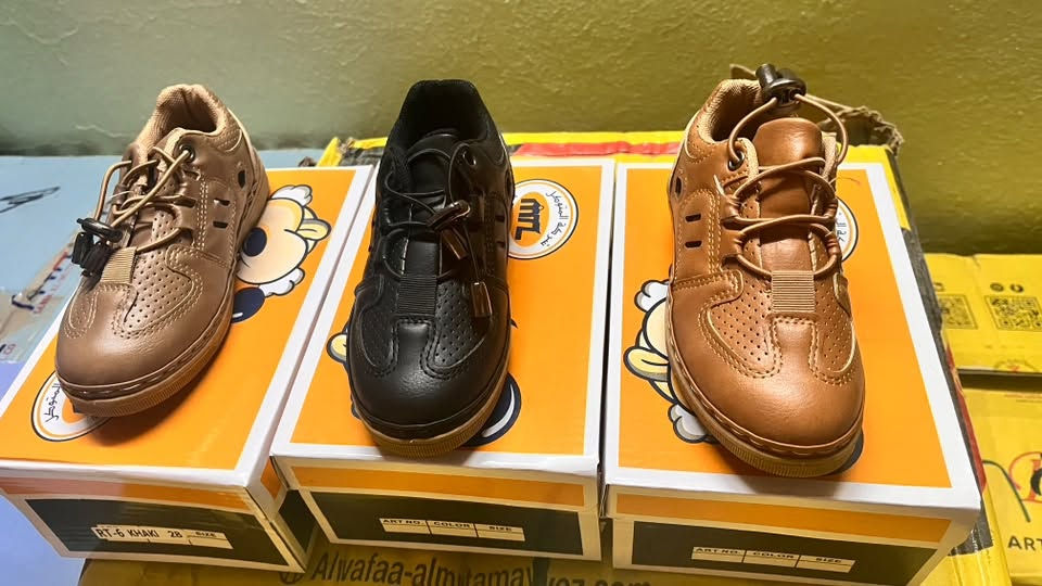 متوفر احذيه اطفال نوعيه متمازه خياط داخل خارج  وسعر مناسب  العطقه تطلع ب 3500 جدا الكميه 10 كارتون    للتواصل ***********
