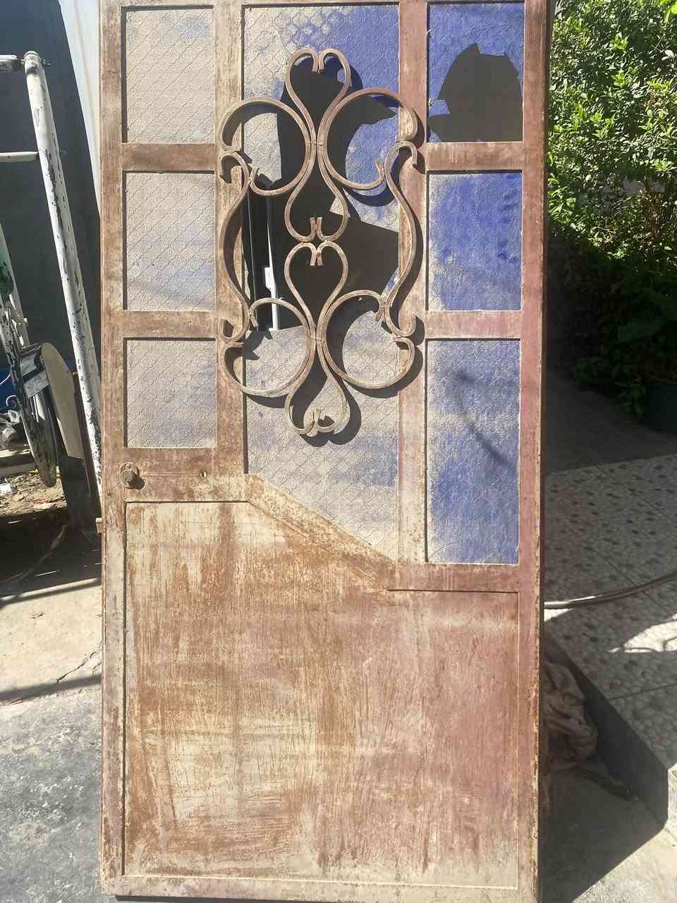باب حديد ثقيل • قفص مكيف • غزاليه