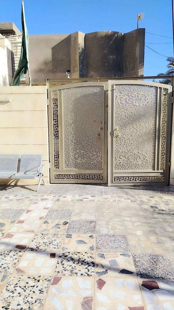 السلام عليكم  بيت لل بيع موقعه جسر الفرنسي 
اكثر من نص دونم ١٥٠٠م قبل جسر الفرنسي على يسار يم ملعب تارتار  مقابل الولدايه البيت بناء جديد كامل من كل النواحي كهرباء ماي البيت  ١٩٠م  السعر ١٥٠ وبيه مجال على شارع العام 
(ملاحظه البيت عادي للمراوس لكن فقط داخل العبيدي)  
رقم صاحب البيت ***********
