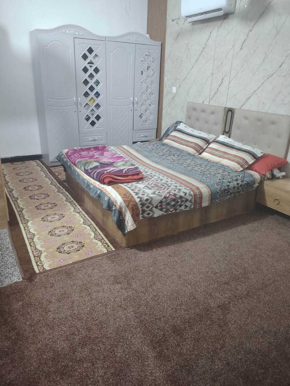 السلام عليكم بيت ١٠٠متر شارع ابو احمد الزركاني قرب الهياكل البيت طابقين ٤غرف نوم ٣تواليت ٢حمام مناور ٢ مطبخ وصاله البيت كامل تعال شوفه***********
